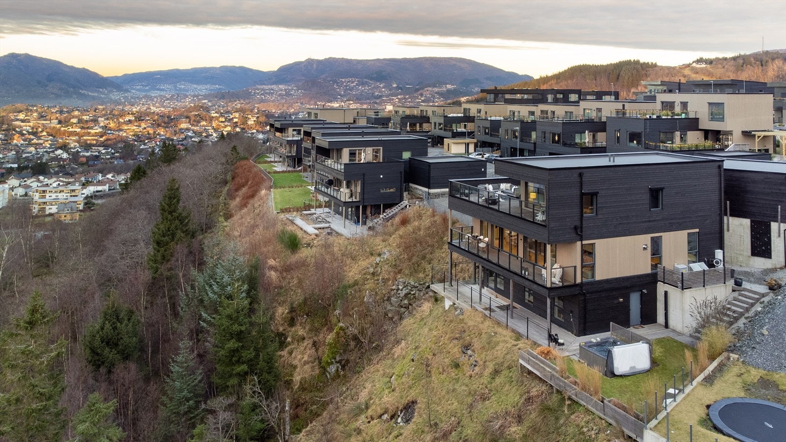 Daglige servicetilbud er lett tilgjengelig med Coop Extra Apeltun som nærmeste dagligvarebutikk. Lagunen Storsenter ligger innen kort kjøre- og gangavstand og tilbyr et svært bredt utvalg av butikker, serveringssteder, kino og øvrige servicetilbud. Galleribilde