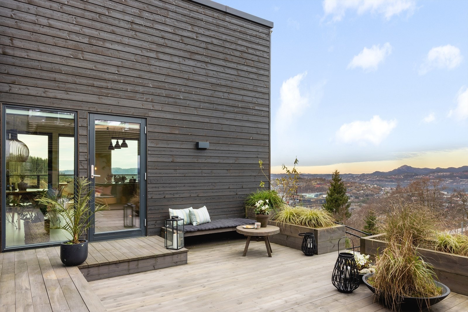 Den romslige vinterhagen er plassert med flott utsyn og gir en stemningsfull ramme rundt solnedgangene. Galleribilde