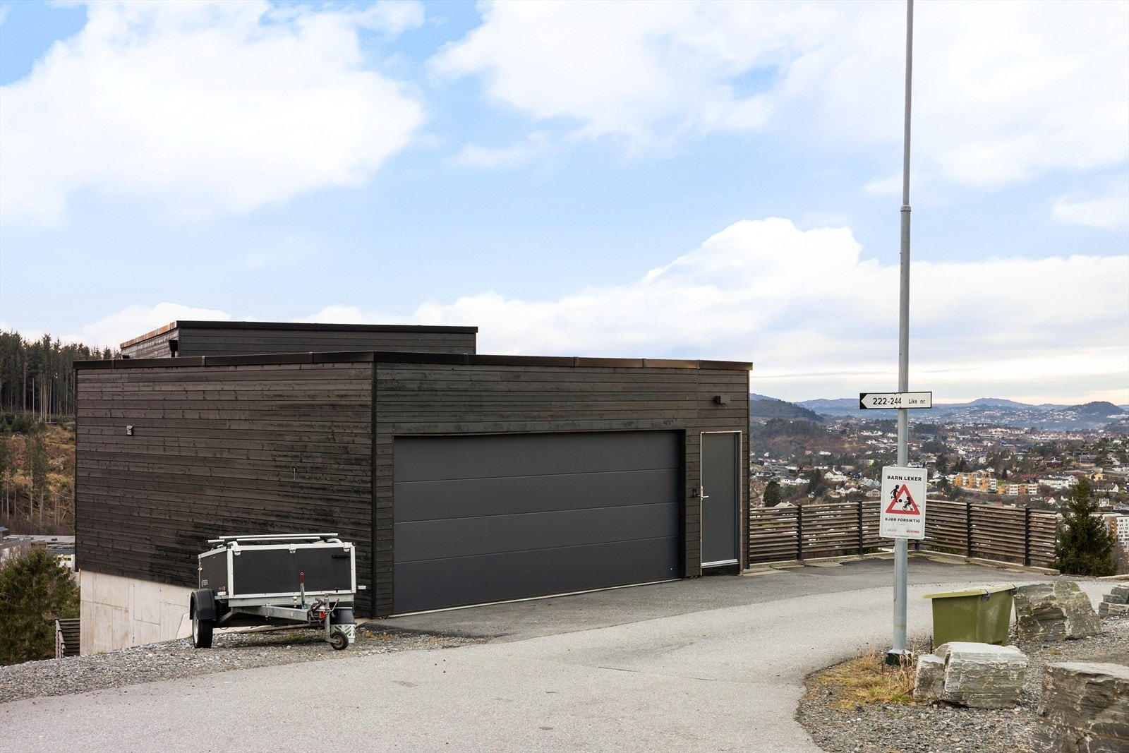 Bilen parkeres trygt i garasjen. Galleribilde