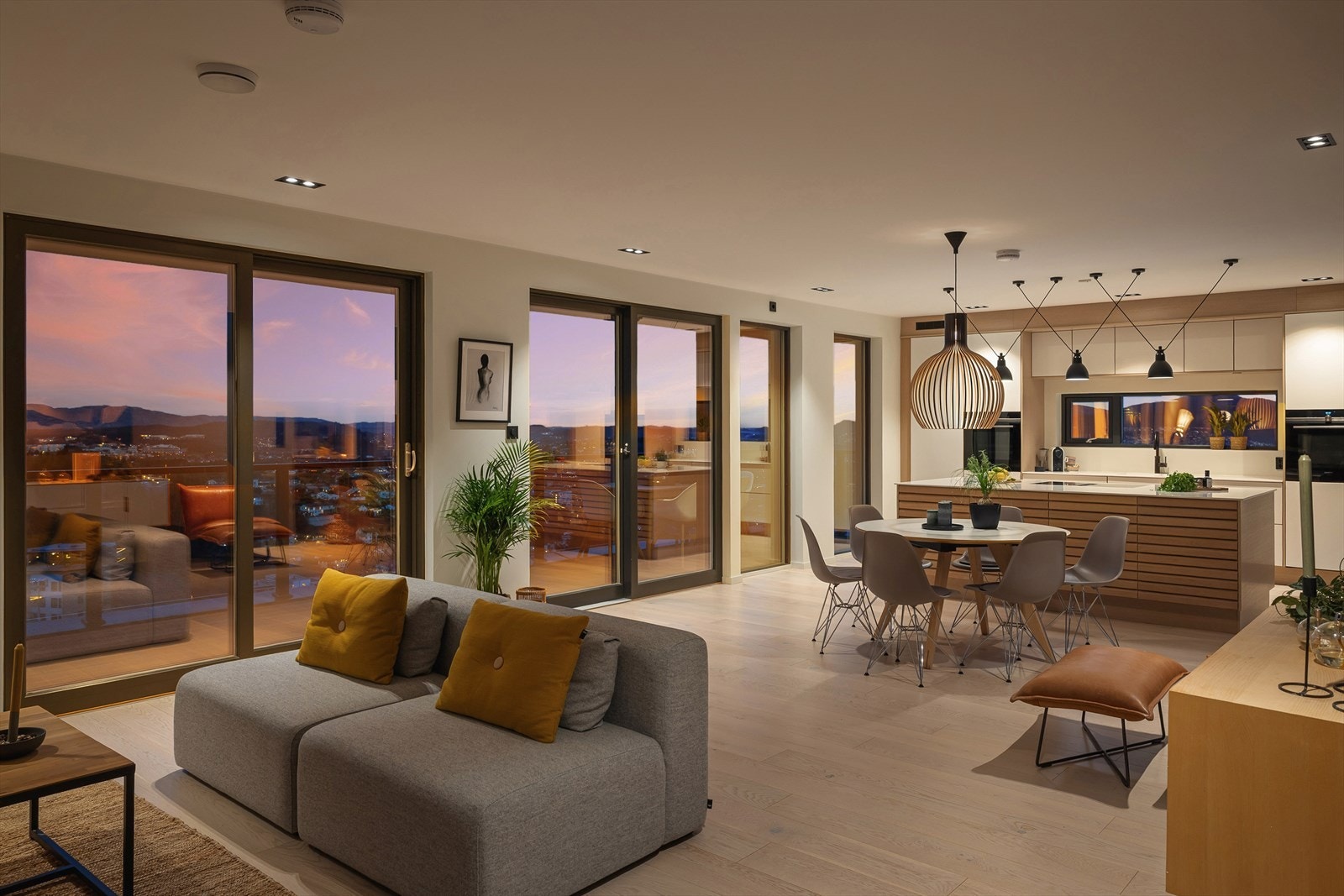 Praktbolig med storslått utsikt i barnevennlige omgivelser - meget innholdsrik og påkostet. Foto: Christiane Dame Huseklepp Galleribilde