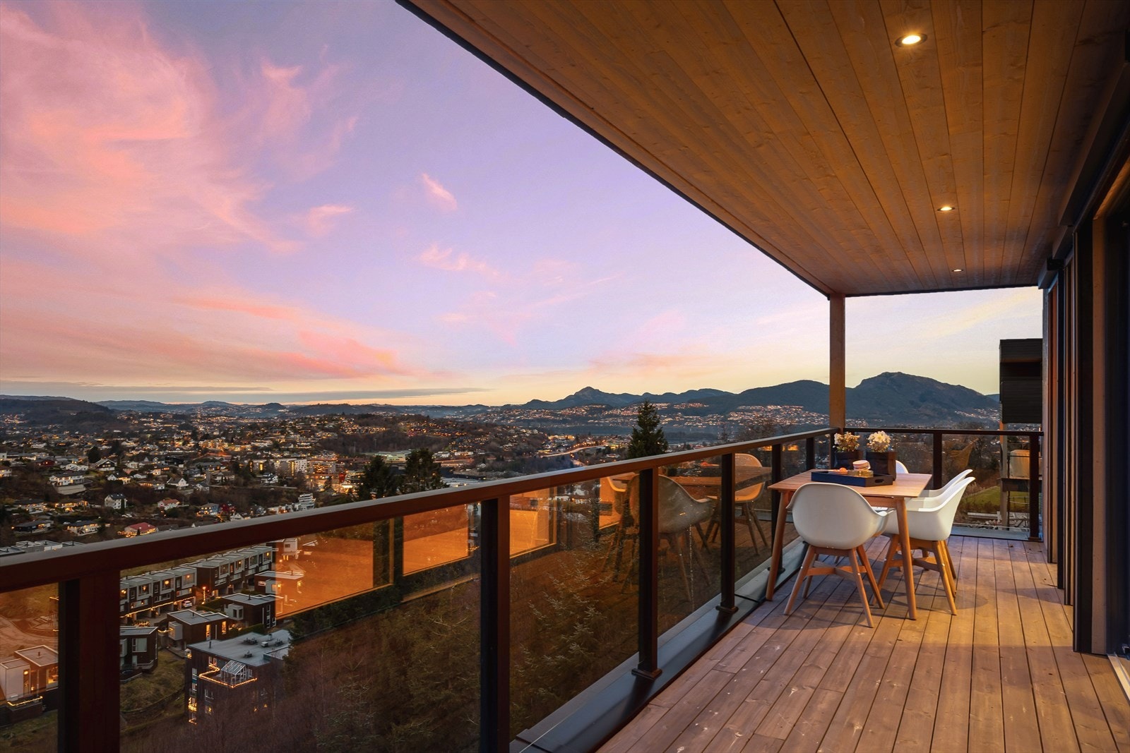 Boligen ligger svært gunstig plassert i feltet og har flotte utsiktsforhold samt gode solforhold, noe som gir en optimal bokvalitet. Galleribilde