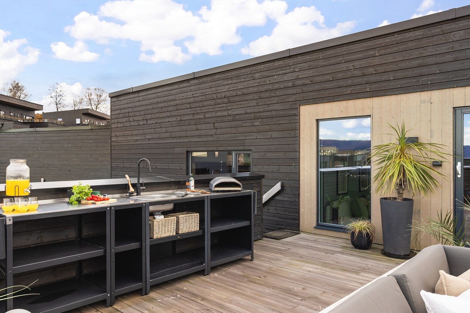 Terrassens utekjøkken passer perfekt for sosiale sammenkomster. (Utekjøkken følger ikke med) Galleribilde