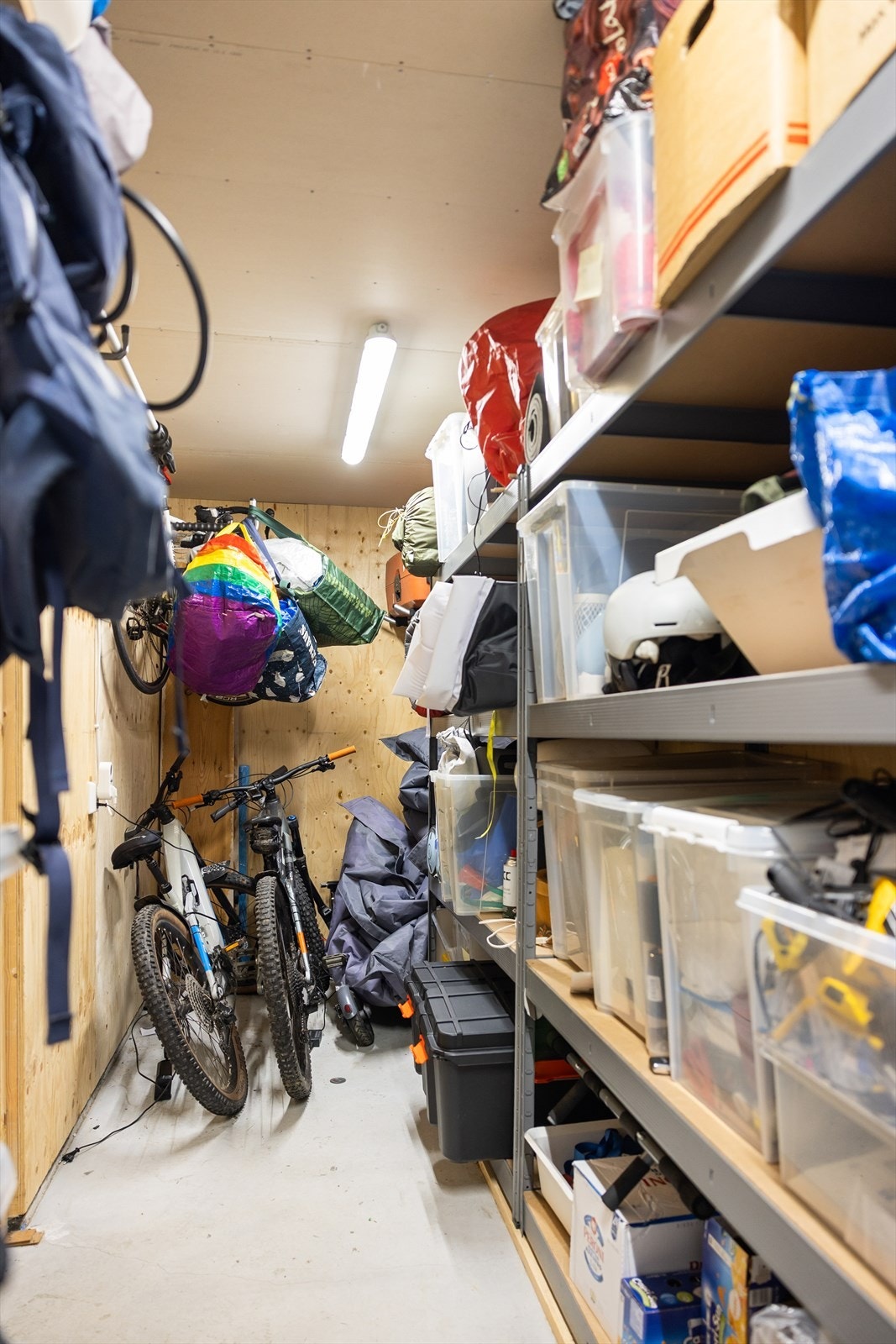 Innvendig bod i garasje på 10,3 m² Galleribilde