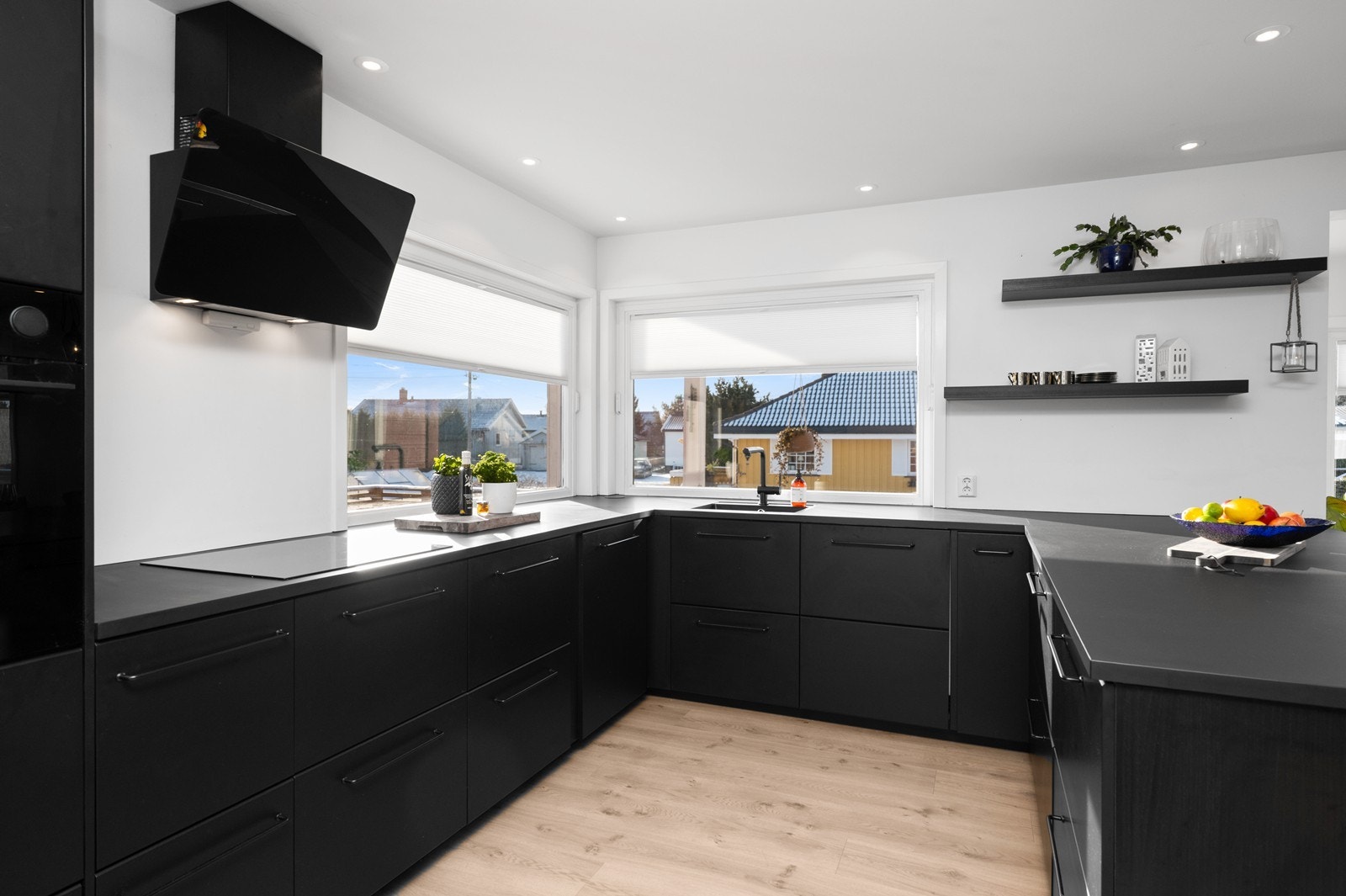 Kjøkkeninnredningen fra 2018/19 har slette fronter og integrerte hvitevarer. Benkeplaten i laminat gir rikelig med arbeidsflate. Galleribilde