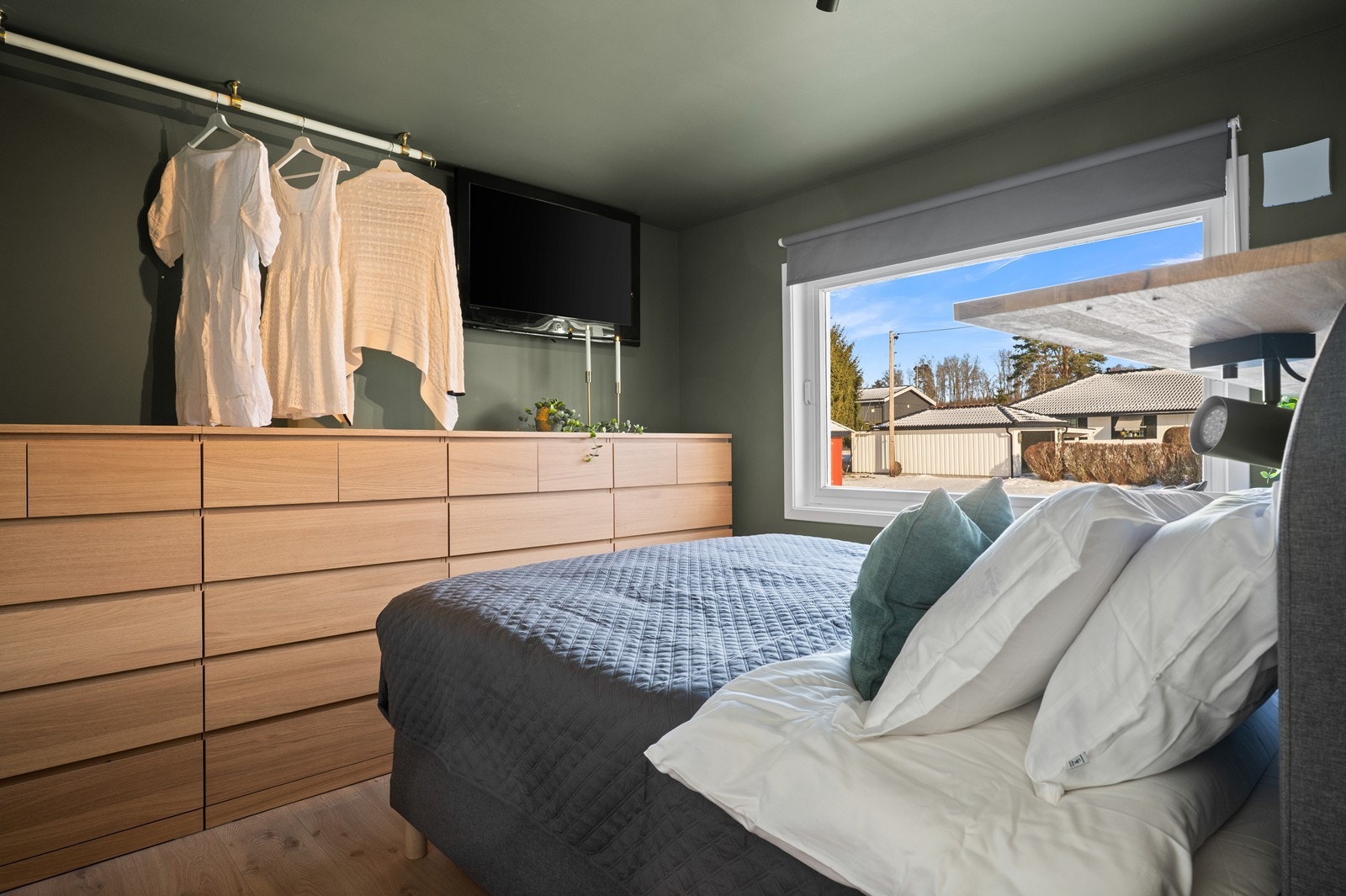 Det er rikelig med plass for oppbevaringsløsninger på soverommet. Galleribilde
