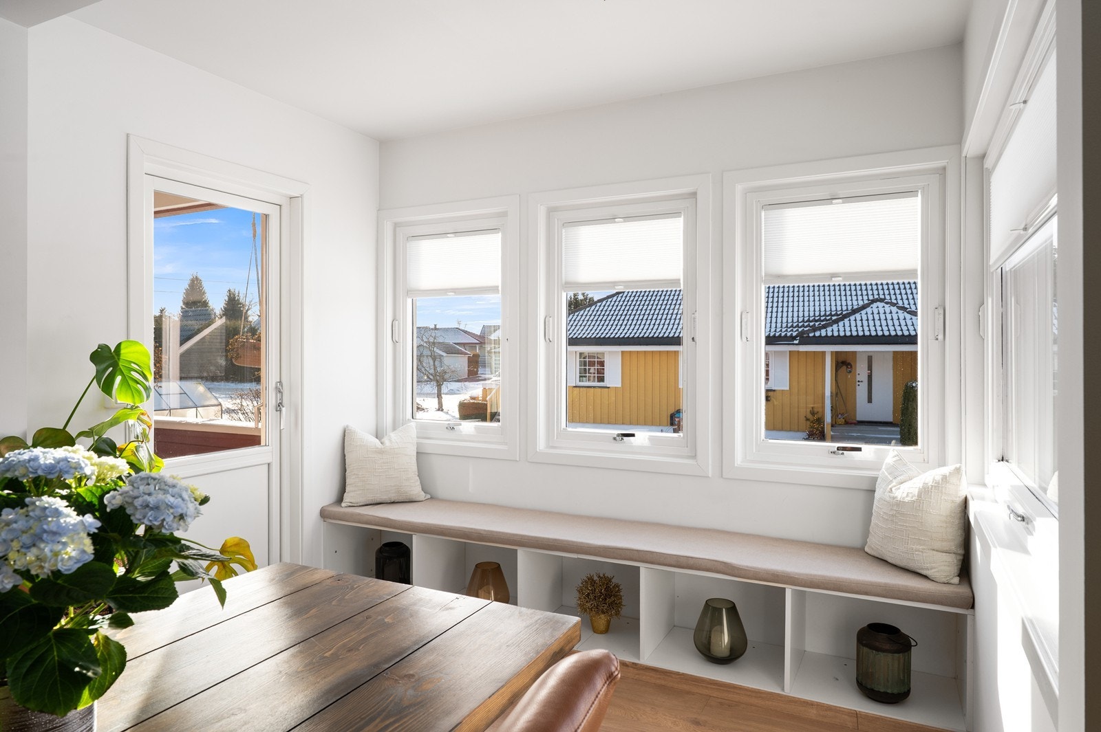 Fra stuen er det direkte utgang til en stor veranda på 27 m². Galleribilde