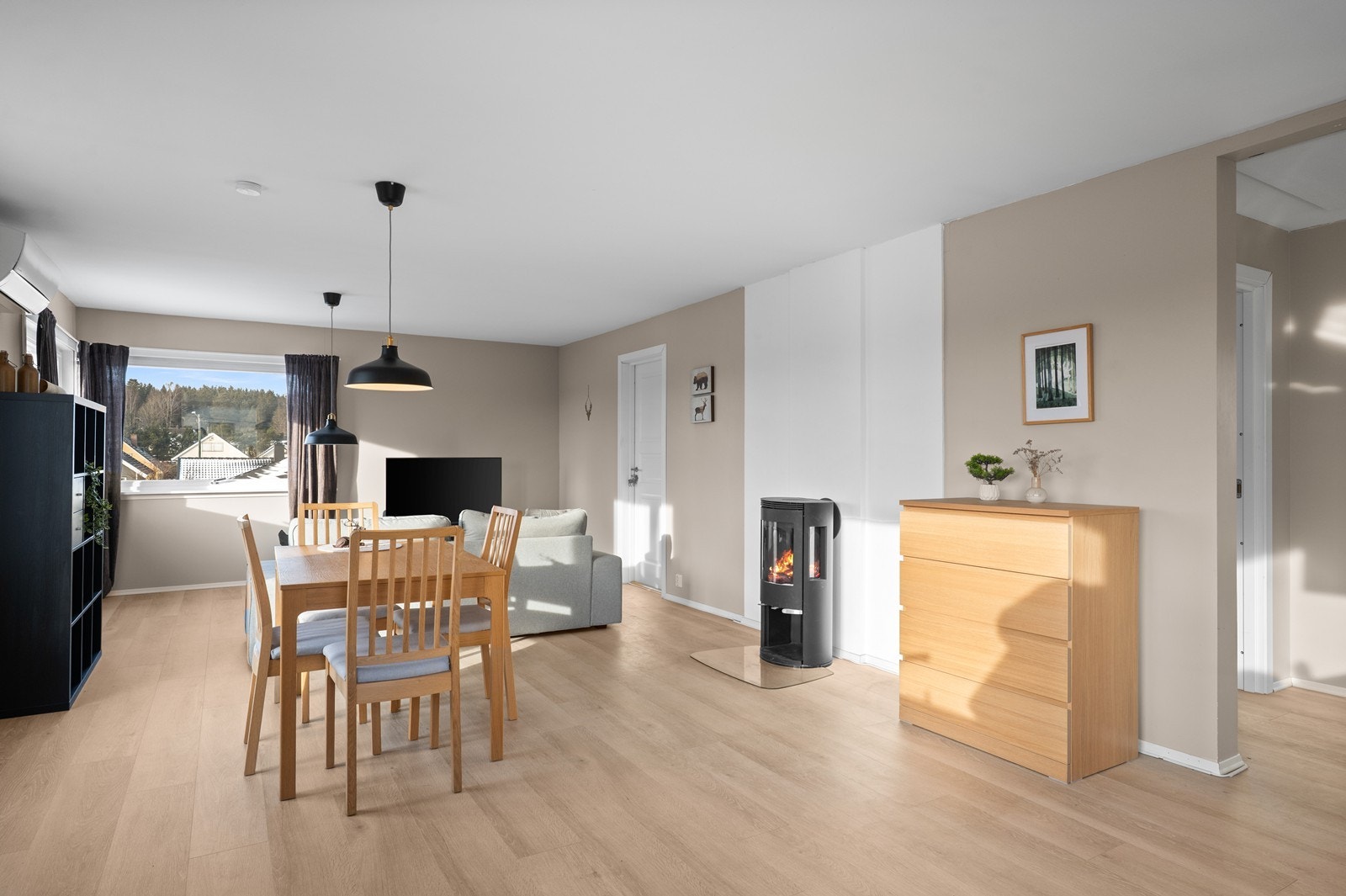 En peisovn gir stemning, og oppvarming suppleres av en varmepumpe fra 2013. Galleribilde