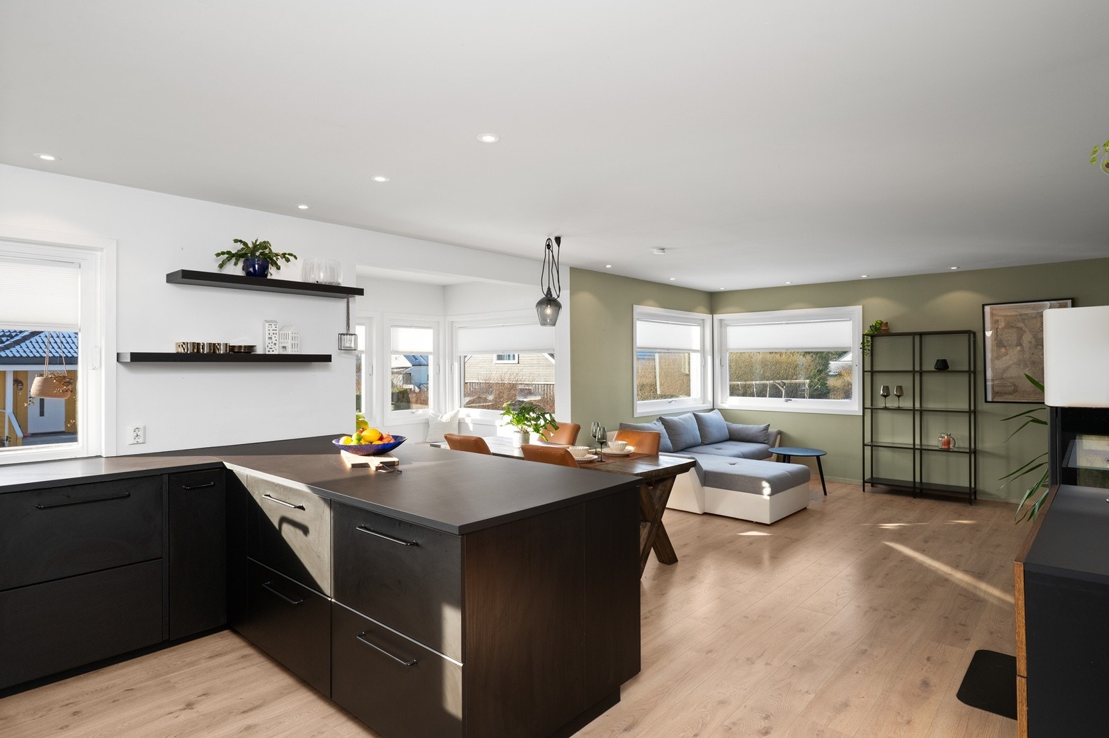 Store vindusflater gir gode lysforhold i rommet. Galleribilde