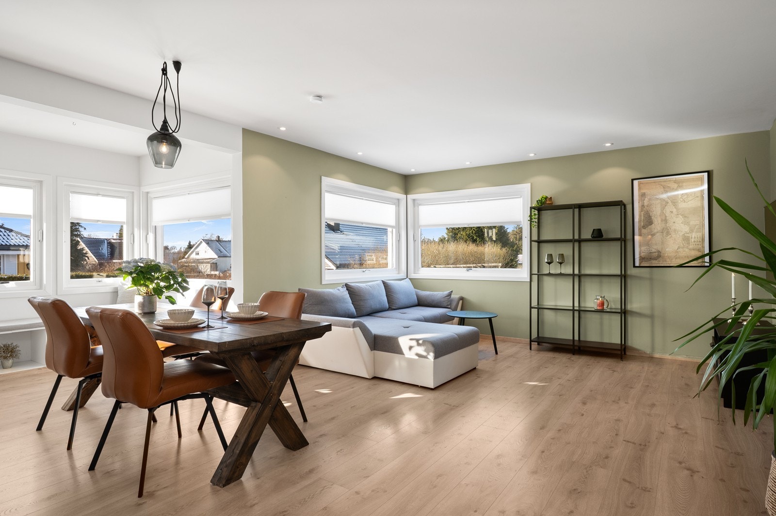 Det er gulvvarme i hele oppholdsrommet for jevn og behagelig temperatur. Galleribilde