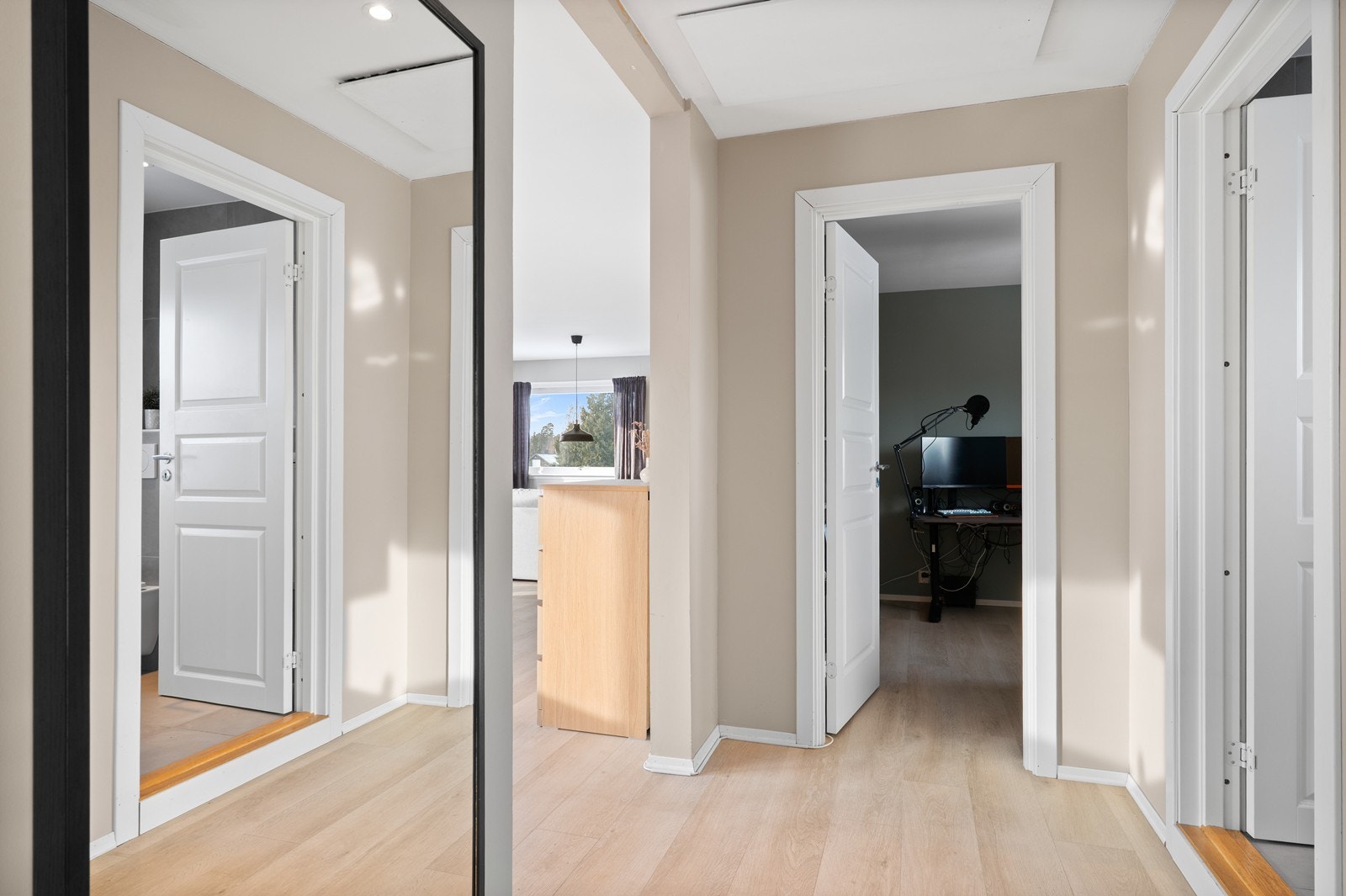 Gangen binder sammen rommene i etasjen på en effektiv måte. Galleribilde