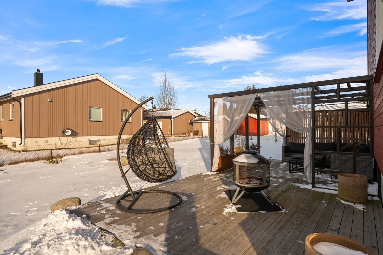 Boligen har flere uteplasser med god plass til utemøbler og sosiale sammenkomster. Galleribilde