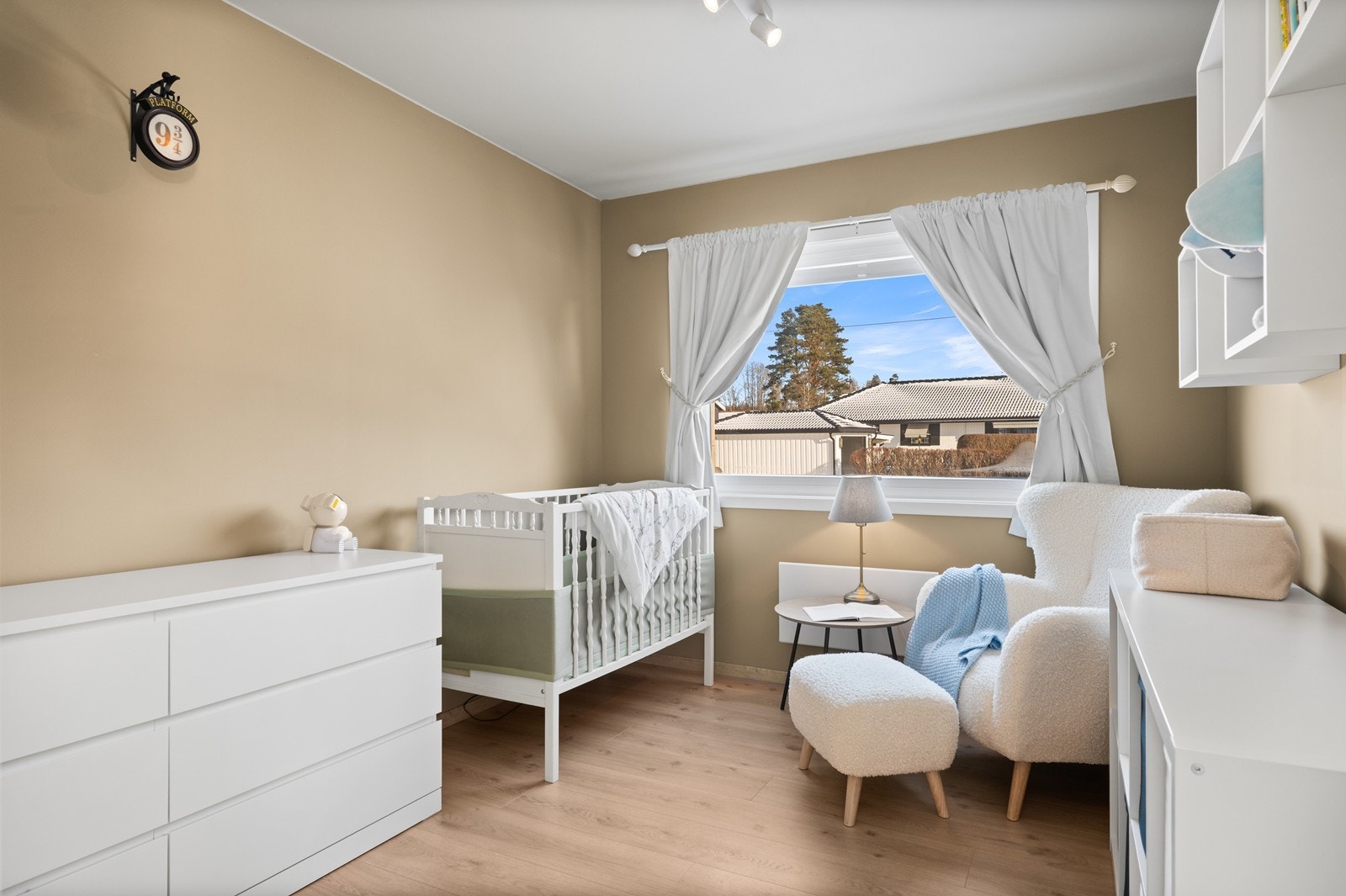 Lyse overflater og laminatgulv gir et tidsriktig preg. Galleribilde