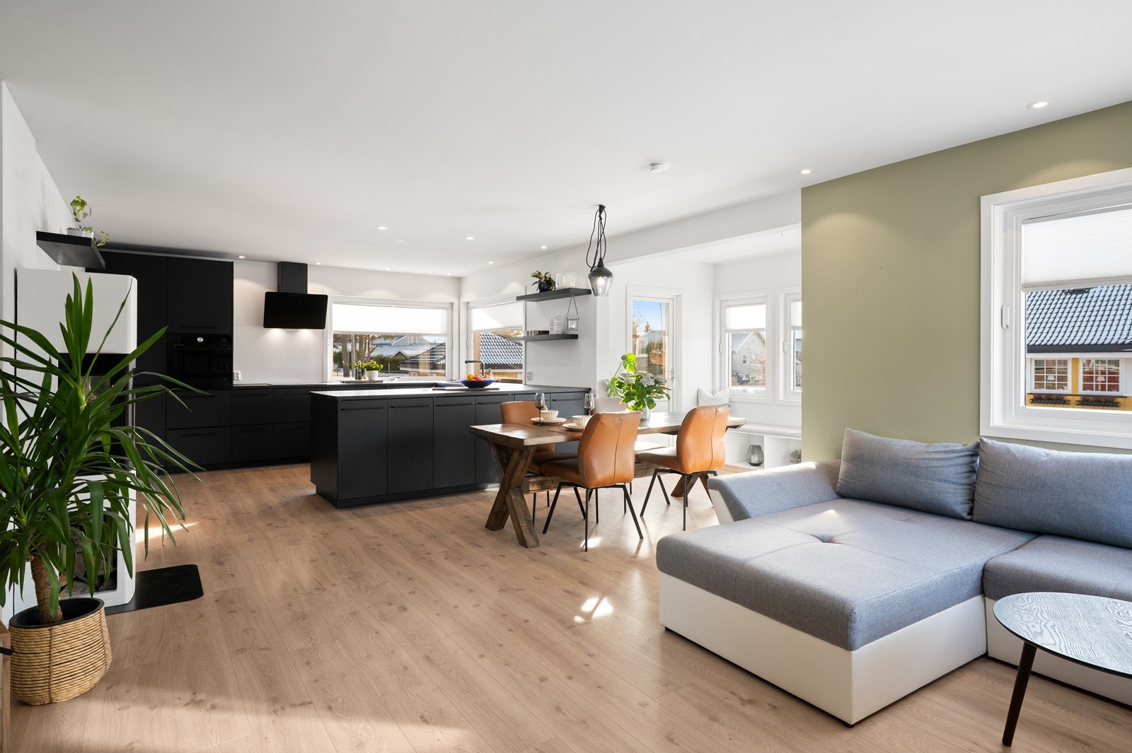 Første etasje har en åpen og sosial planløsning mellom stue og kjøkken. Galleribilde