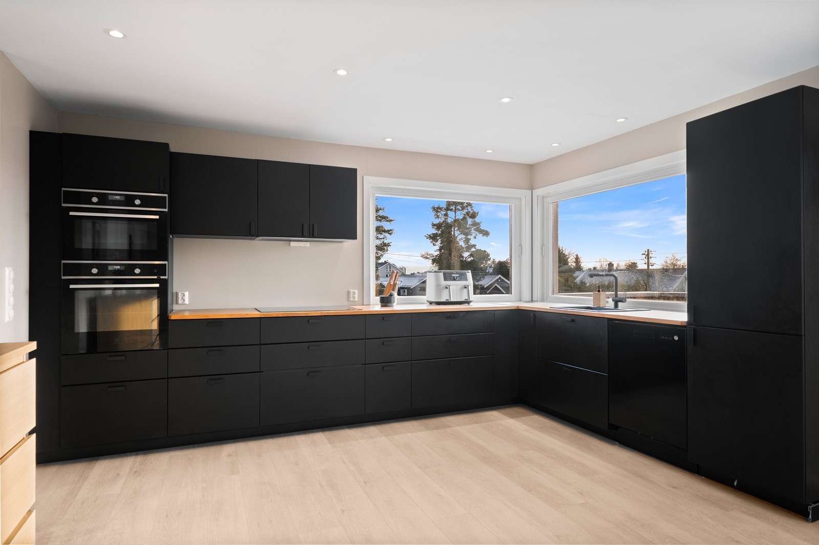 Moderne kjøkken fra 2018/19 med integrerte hvitevarer og en solid benkeplate i heltre. Galleribilde