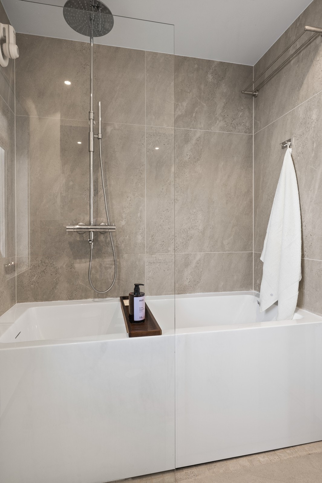 Rommet er innredet med badekar med dusjmulighet og har elektriske varmekabler i gulvet. Galleribilde