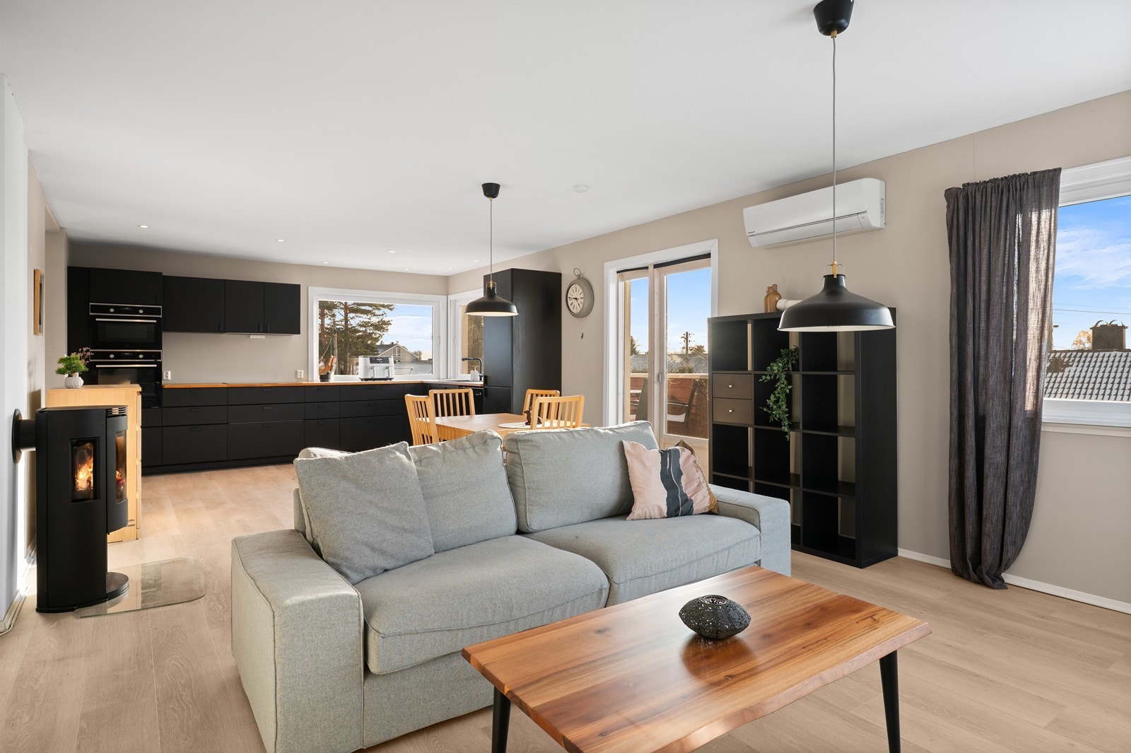 Også i andre etasje er det en åpen løsning mellom stue og kjøkken. Galleribilde