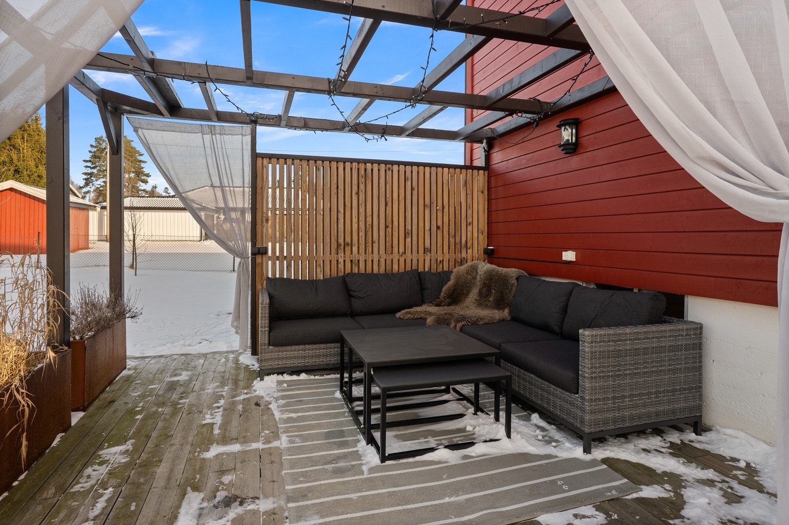 I hagen er det en usjenert terrasse på 30 m² med pergola. Galleribilde