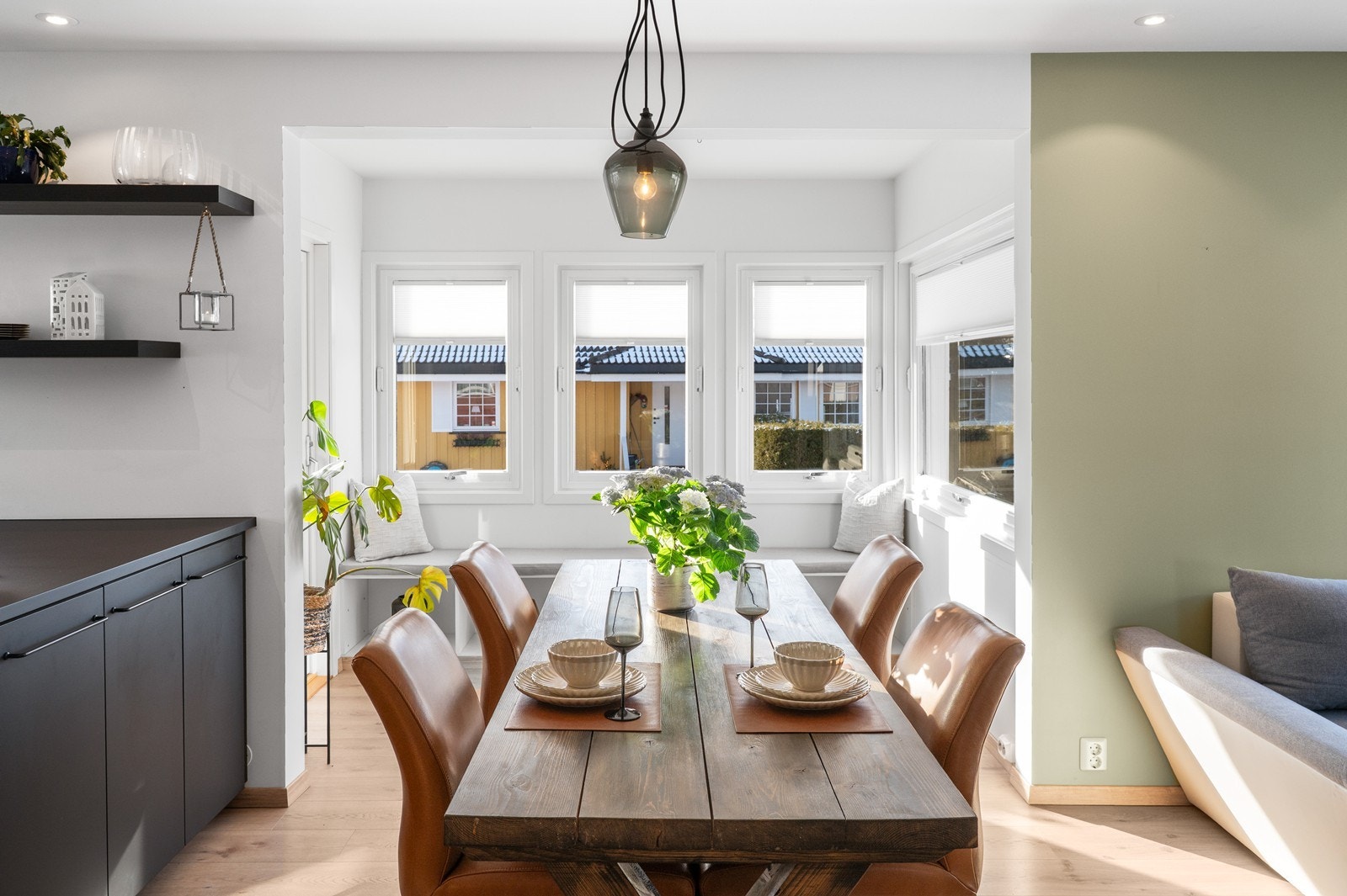 Spiseplassen er et hyggelig samlingspunkt i den åpne løsningen. Taklampe medfølger ikke. Galleribilde