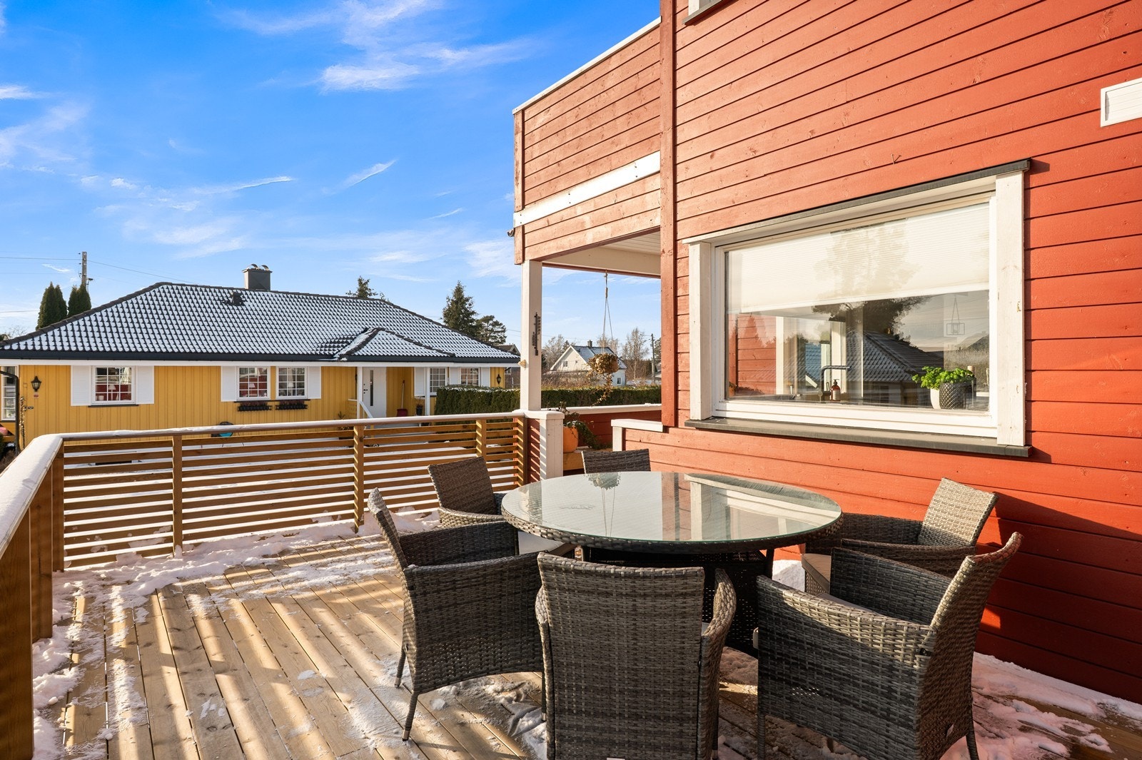 Den romslige verandaen på 27 m² er tilknyttet i første etasje. Galleribilde