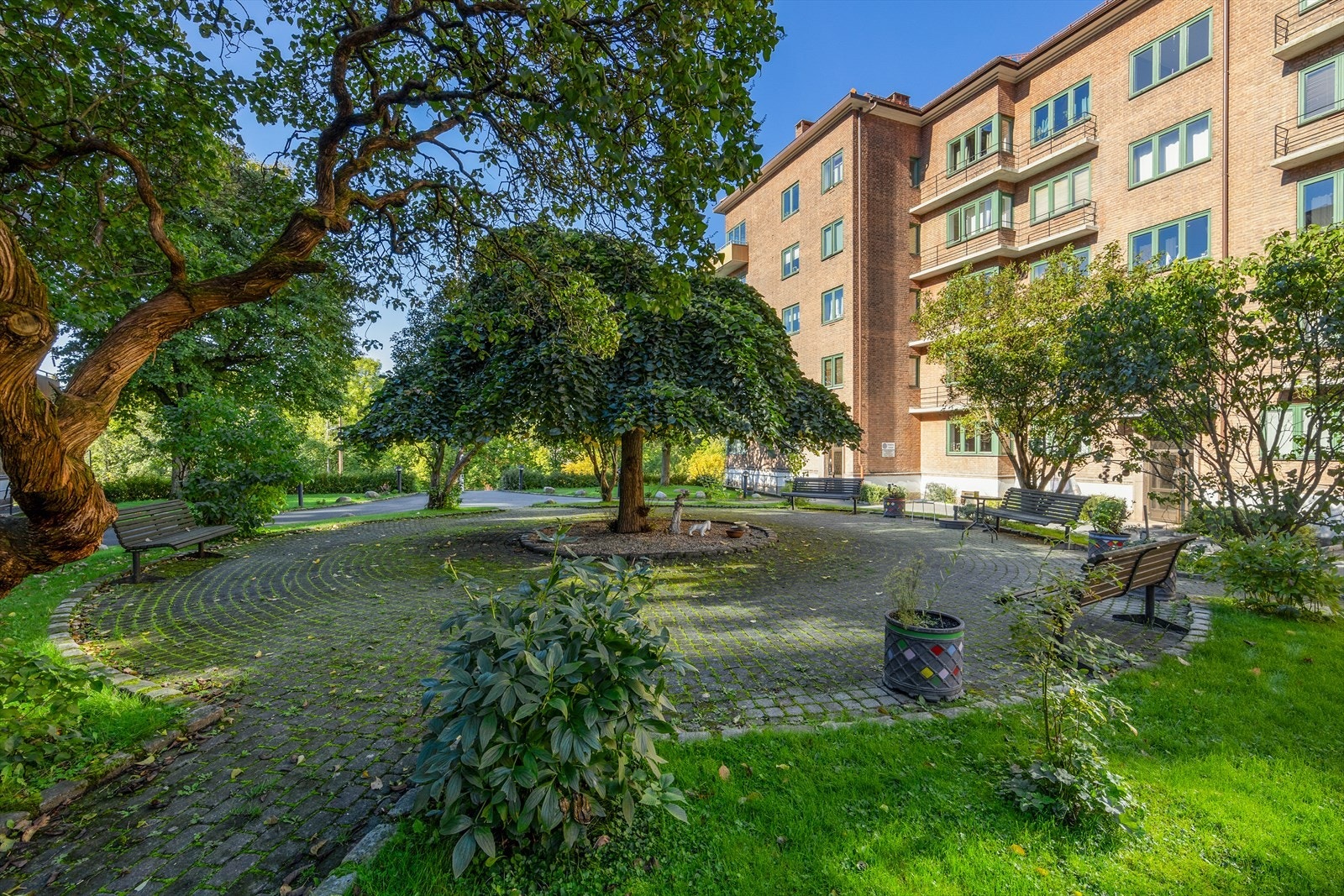 Det brosteinsbelagte grillområdet i bakgården er et hyggelig samlingspunkt for beboerne Galleribilde