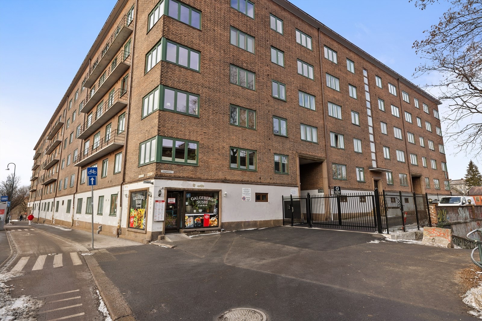 Hverdagslogistikken er enkel med dagligvarebutikker som Coop Extra og Rema 1000 rett ved Galleribilde