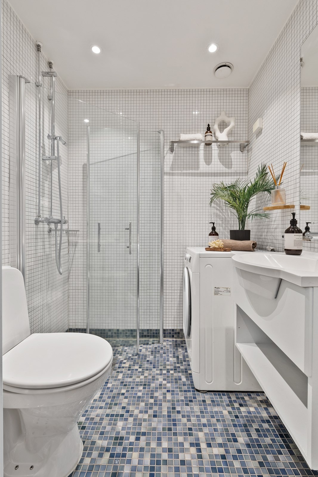 Badet ble renovert i regi av borettslaget og har elektrisk gulvvarme for økt komfort Galleribilde