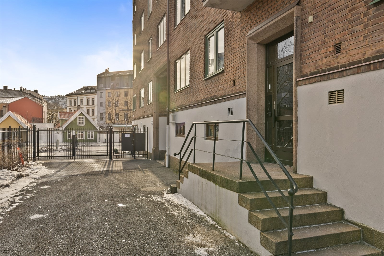 Inngangspartiet er velholdt og leder inn til oppganger som ble pusset opp i 1998-1999 Galleribilde