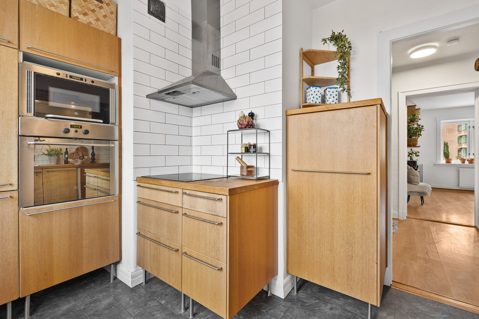 Fra kjøkkenet er det tilgang til et praktisk kott for ekstra oppbevaring Galleribilde