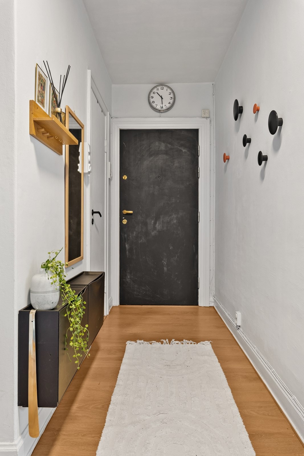Entréen fordeler tilgangen til leilighetens rom og har plass til yttertøy Galleribilde
