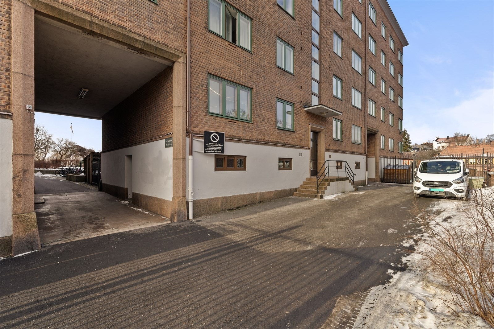 Bygget har en klassisk teglsteinsfasade og er oppført i murverk Galleribilde