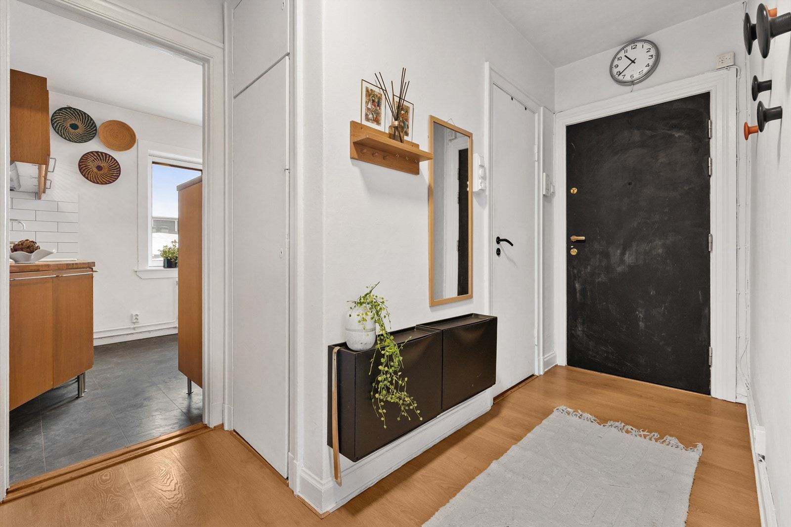 Fra entréen er det enkel adkomst til både bad, stue og kjøkken Galleribilde