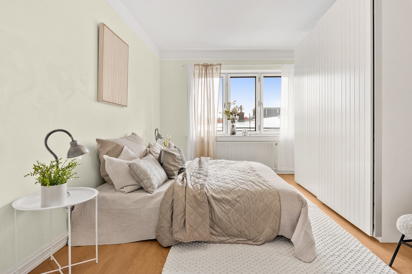 Rommet har, i likhet med stuen, et gjennomgående 1-stavs laminatgulv Galleribilde