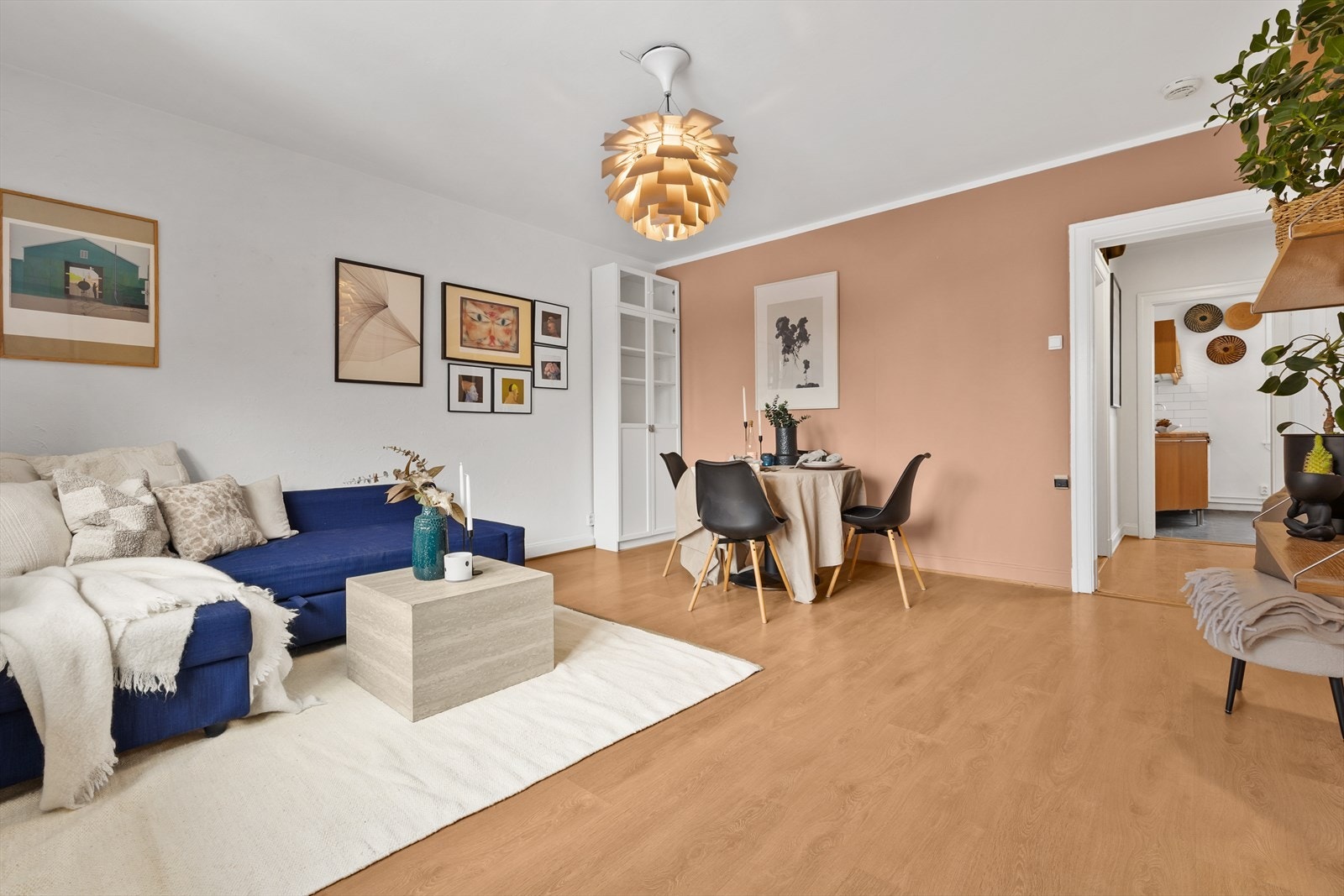 Stuen har en åpen løsning mot kjøkkenet, som skaper en sosial og innbydende sone Galleribilde