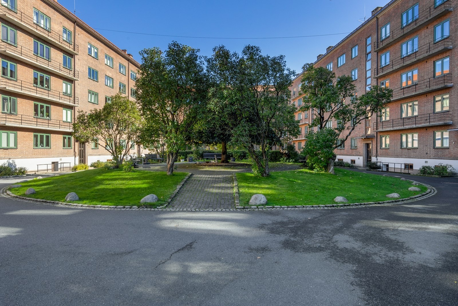 Borettslaget har en pent opparbeidet felles bakgård med grøntområder og sittegrupper Galleribilde