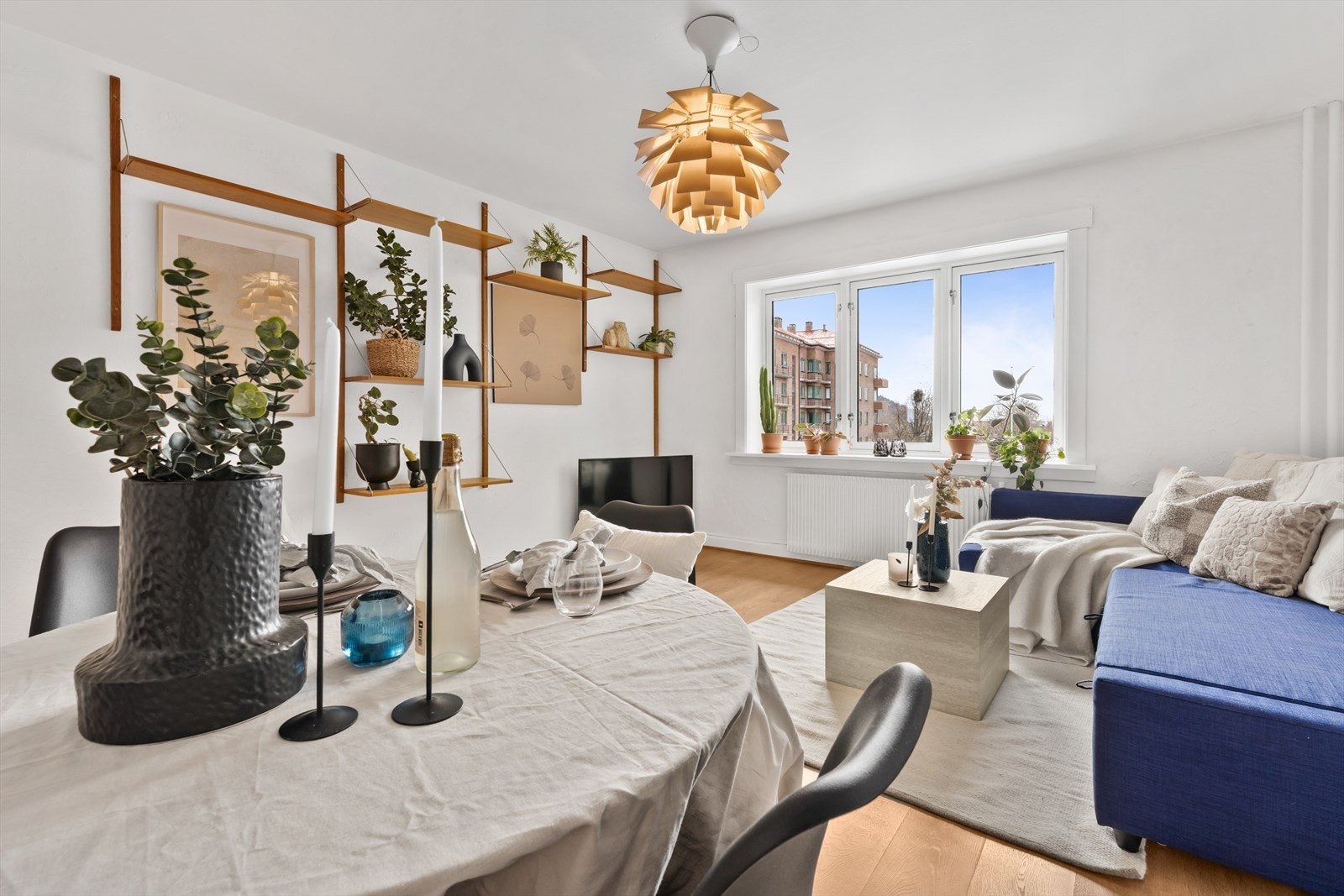 Den generøse takhøyden på 2,57 meter videreføres i stuen og gir en god romfølelse Galleribilde