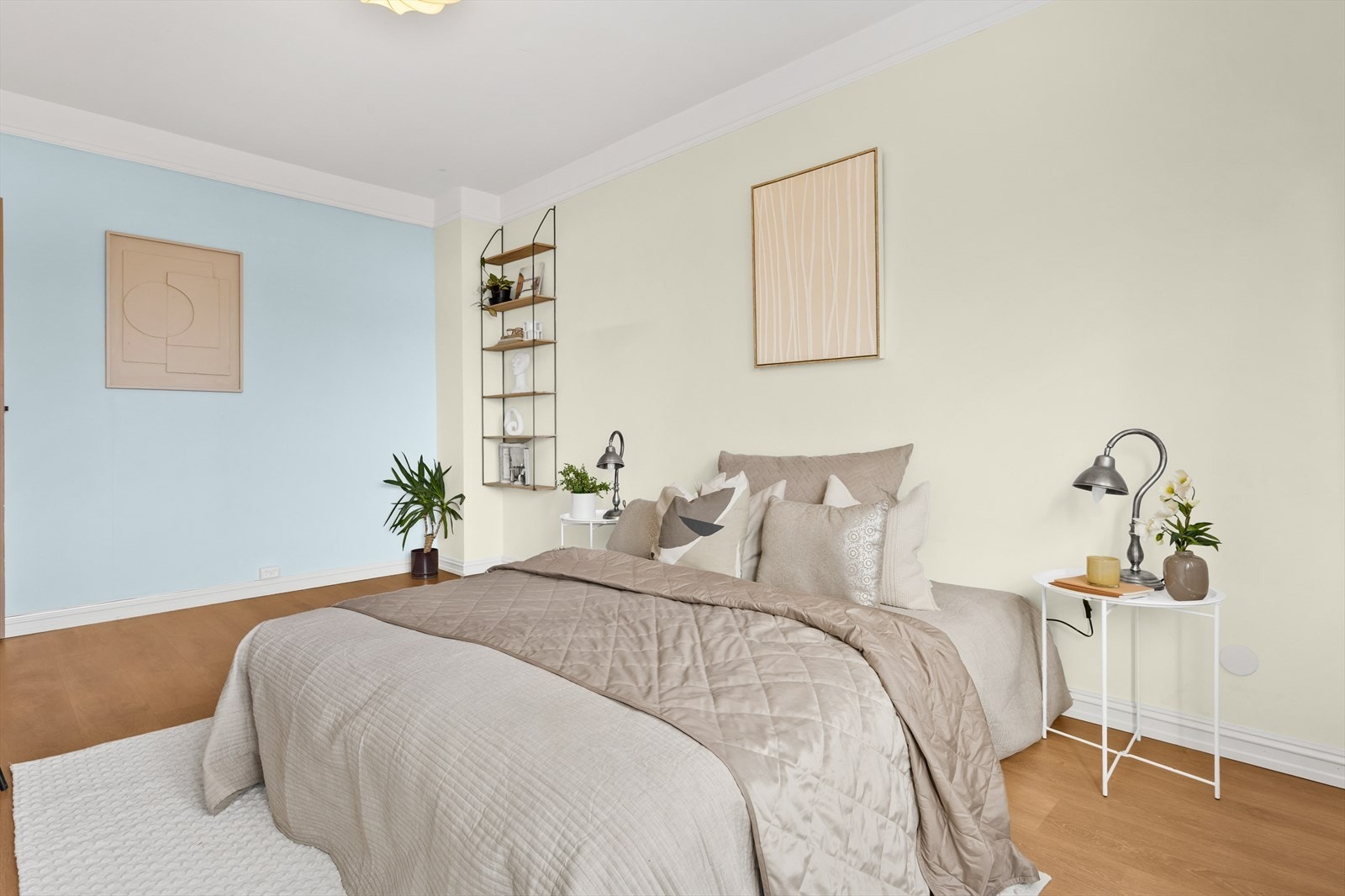 Soverommet har god plass til dobbeltseng og garderobeløsning Galleribilde