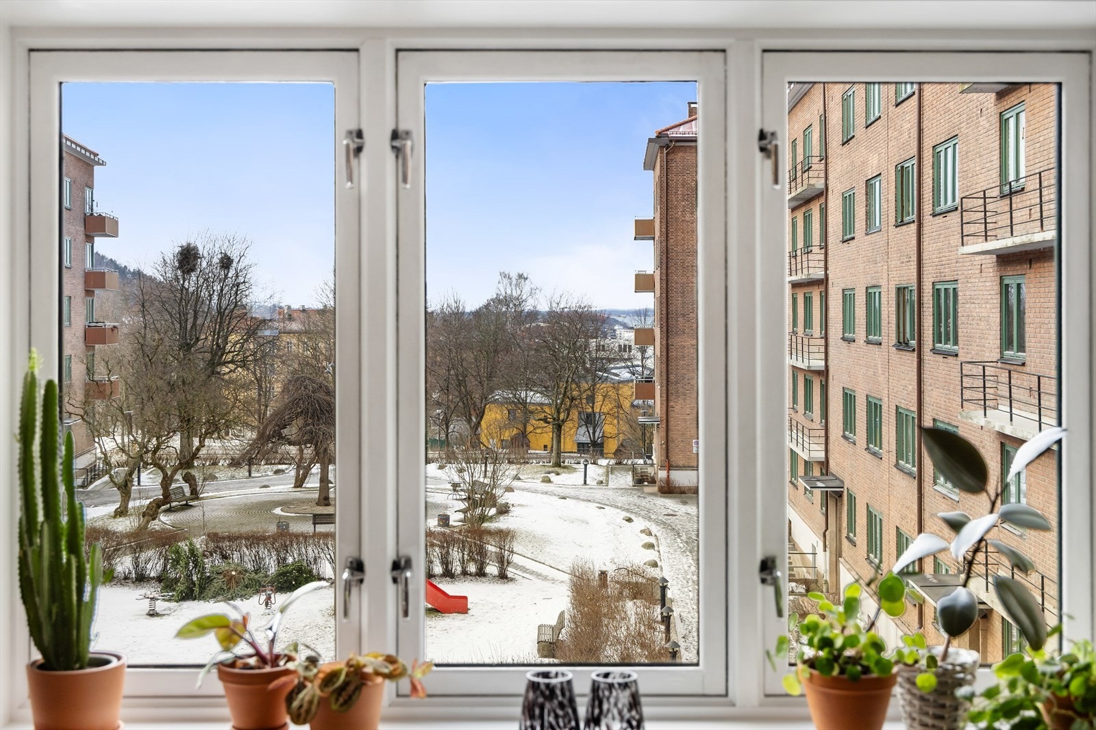 Fra vinduene har du utsyn mot borettslagets rolige og grønne bakgård Galleribilde