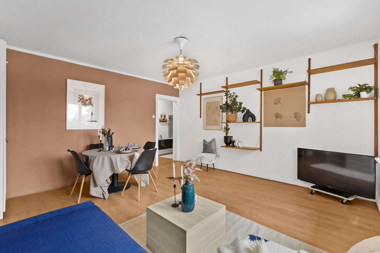 Stuen er lett å møblere med plass til både sofagruppe og spisebord Galleribilde