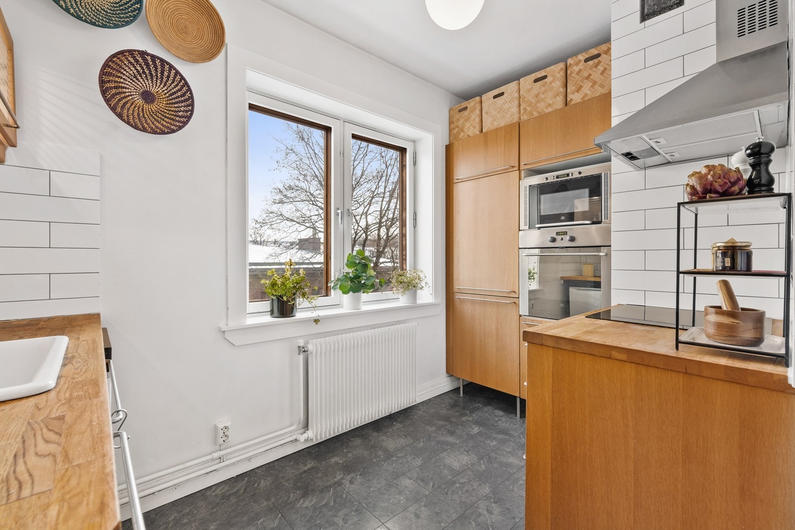 Kjøkkenet er utstyrt med integrert stekeovn, platetopp og kombinert kjøle- og fryseskap Galleribilde