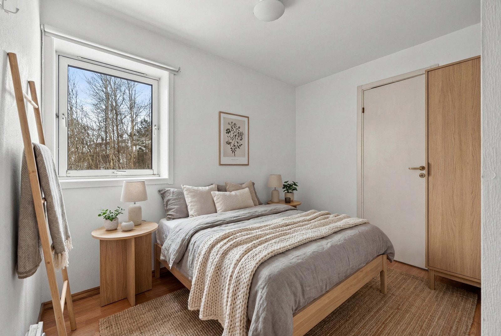 Lyst og romslig hovedsoverom. Digital illustrasjon med møbleringsforslag - det er avvik mellom illustrasjon og bilde. Galleribilde