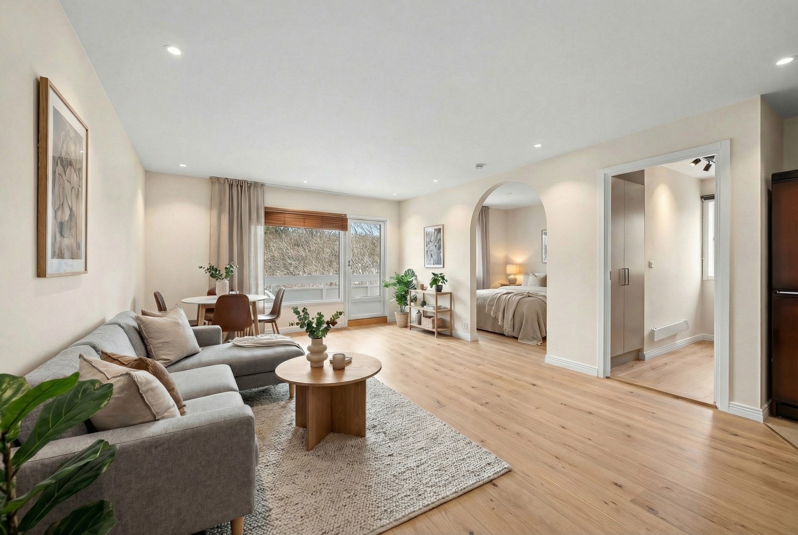 Velkommen til Gamle Enebakkvei 119! Lys 3-roms selveierleilighet med en god planløsning, i et rolig og populært nabolag på Skullerud. Digital illustrasjon med møbleringsforslag - det er avvik mellom illustrasjon og bilde. Galleribilde