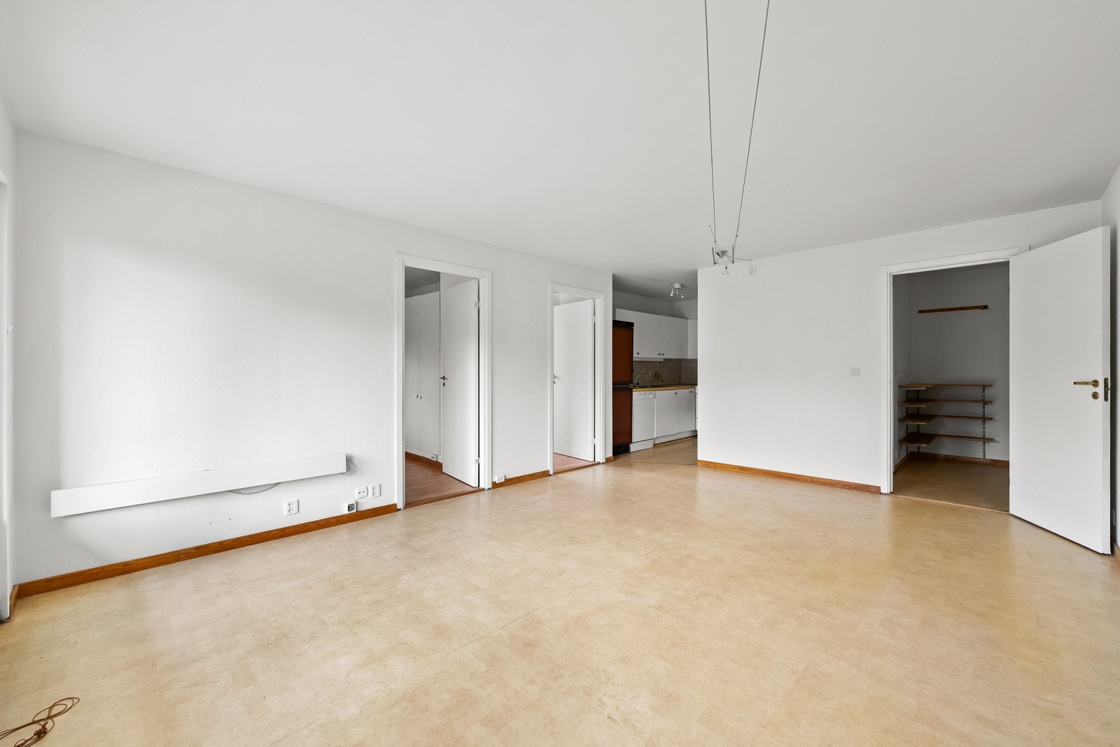 Åpen og lys planløsning, med rask tilgang til de øvrige rom fra stuen Galleribilde