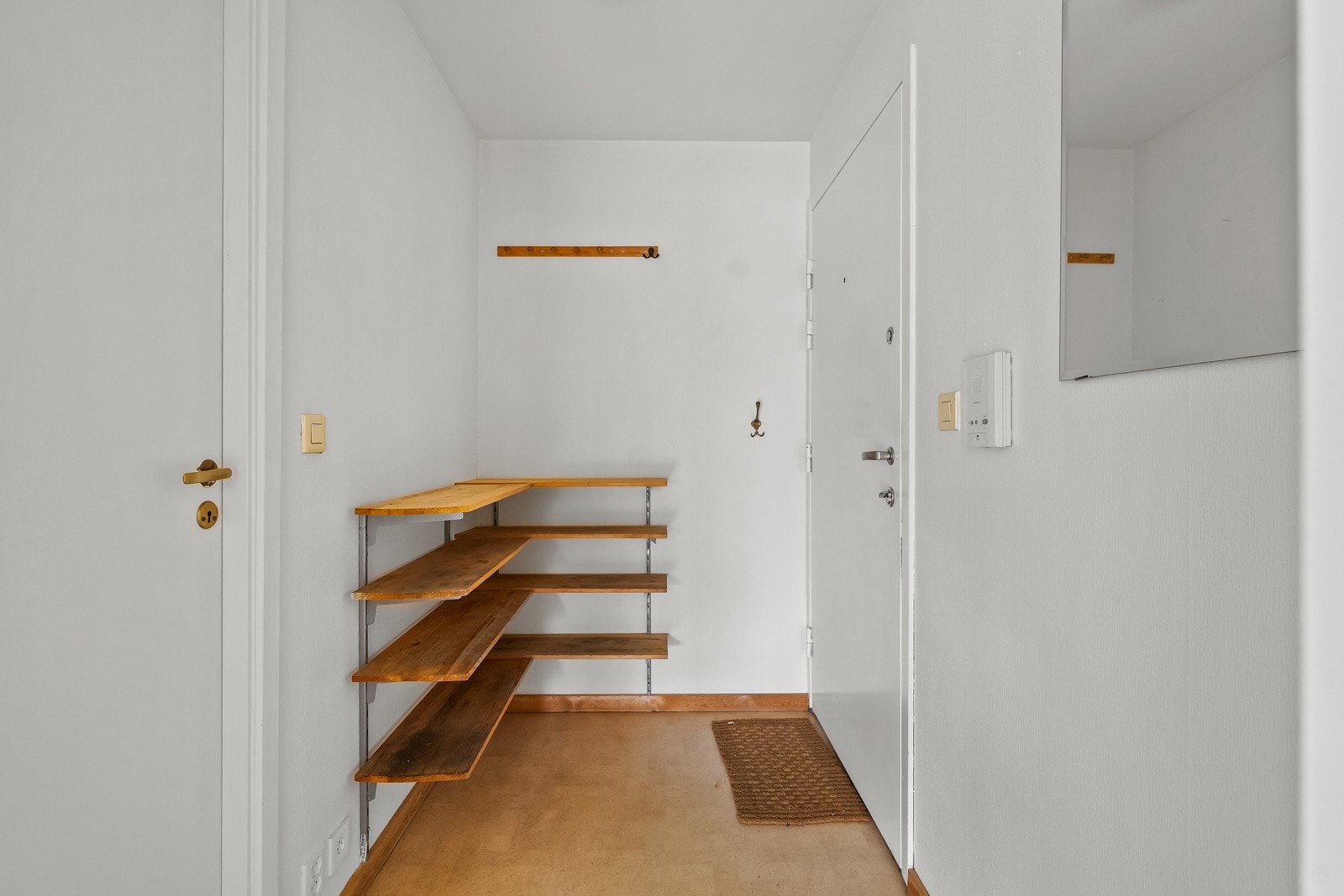 Lys entré med vegger malt i lyse farger. God avsatt plass til kommode. Galleribilde