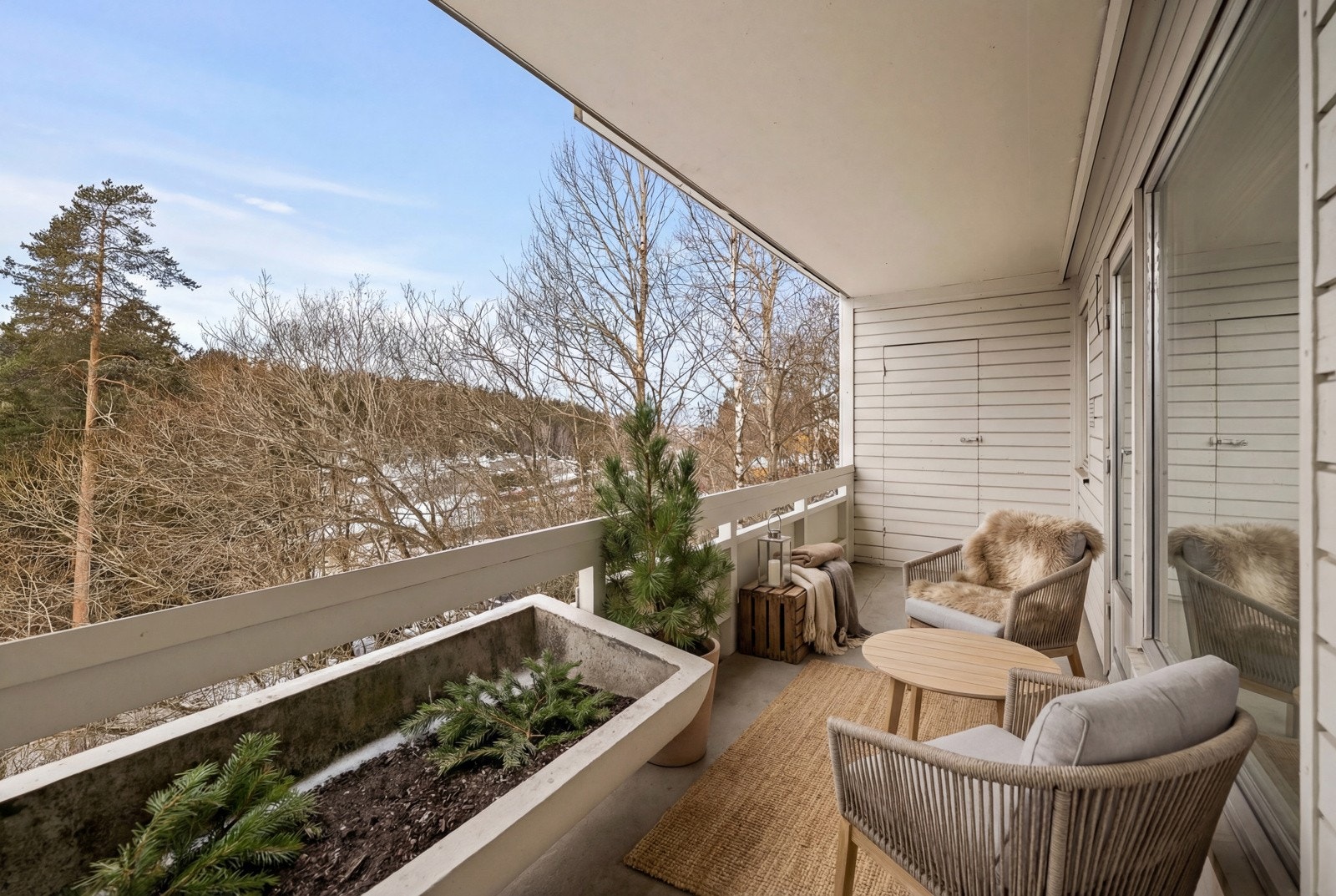 Fra stuen er det utgang til en flott vestvest balkong på 9 kvm med fint utsyn. Digital illustrasjon med møbleringsforslag - det er avvik mellom illustrasjon og bilde. Galleribilde