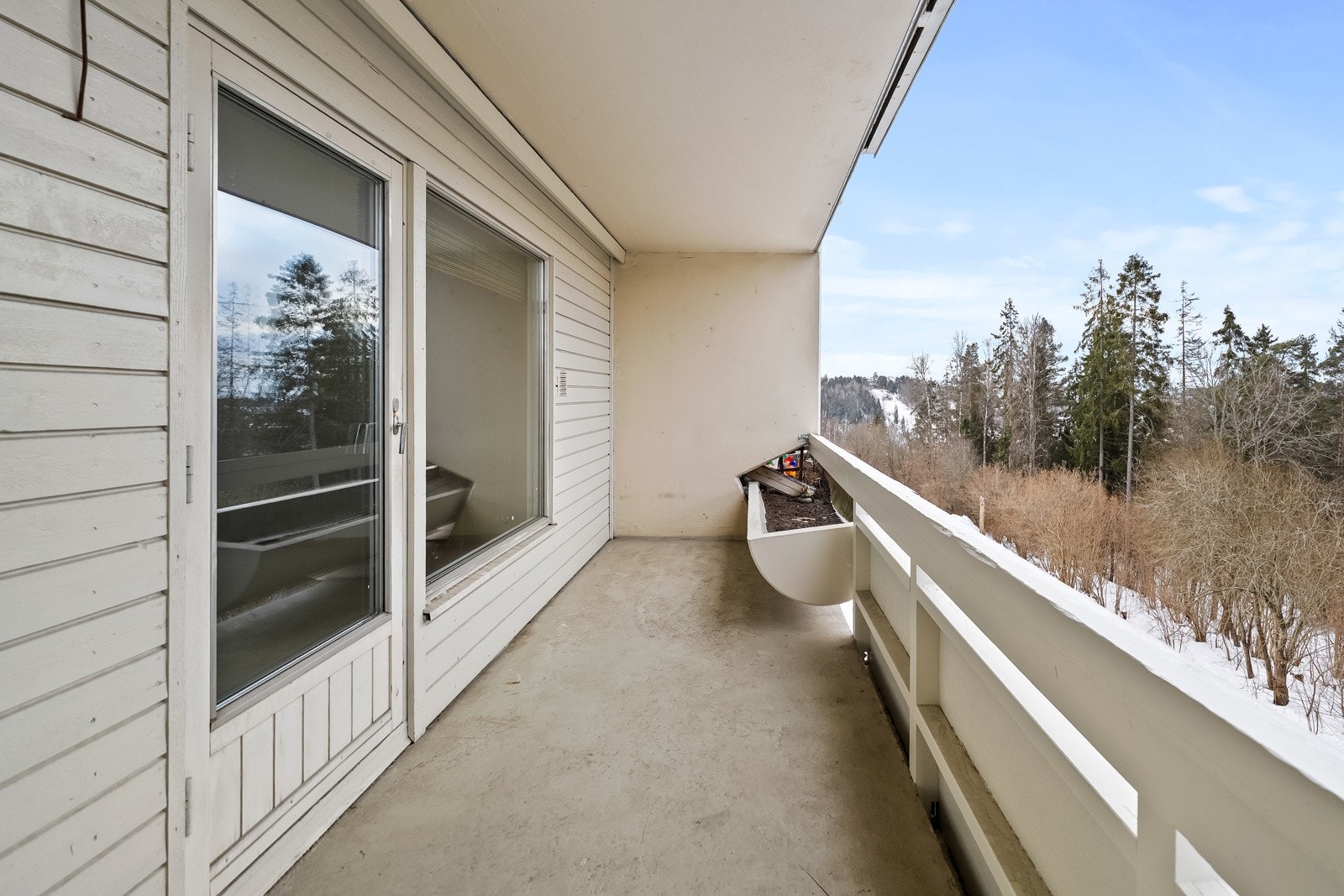 Fra stuen er det utgang til en flott vestvest balkong på 9 kvm med fint utsyn. Galleribilde