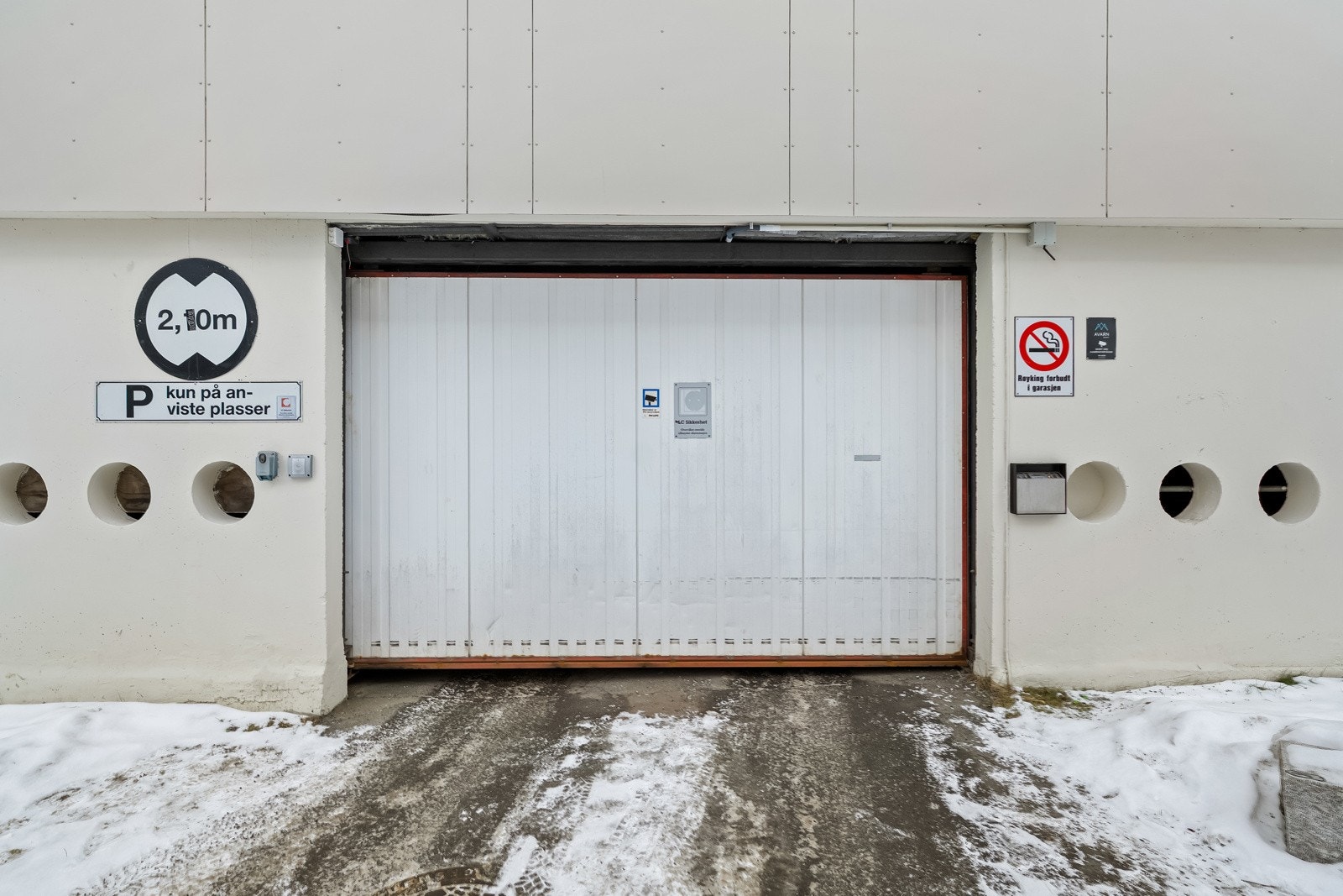 Det medfølger bruksrett til garasjeplass, med mulighet for El-bil lader. Ta kontakt med styret. Galleribilde