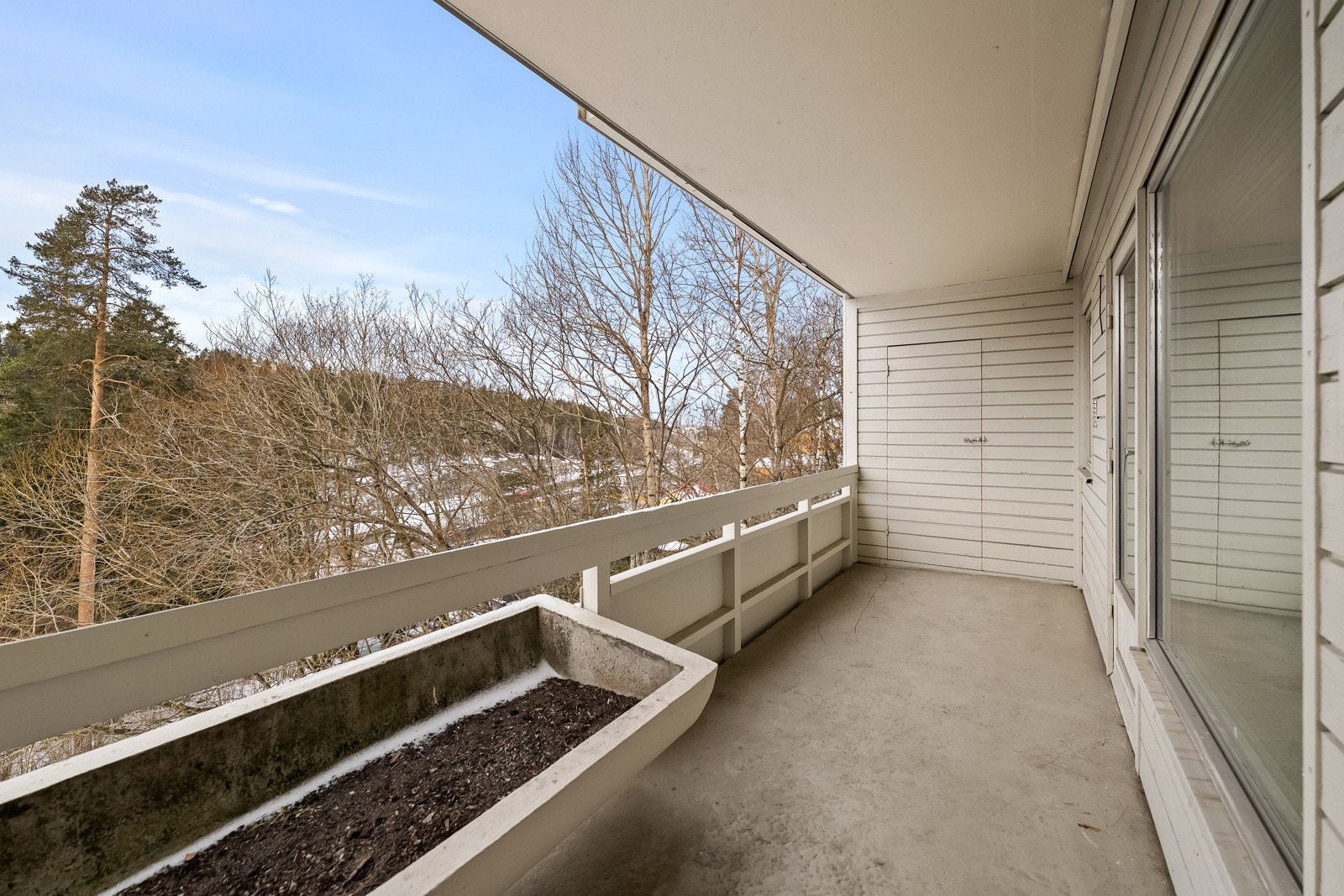 Fra stuen er det utgang til en flott vestvest balkong på 9 kvm med fint utsyn. Galleribilde