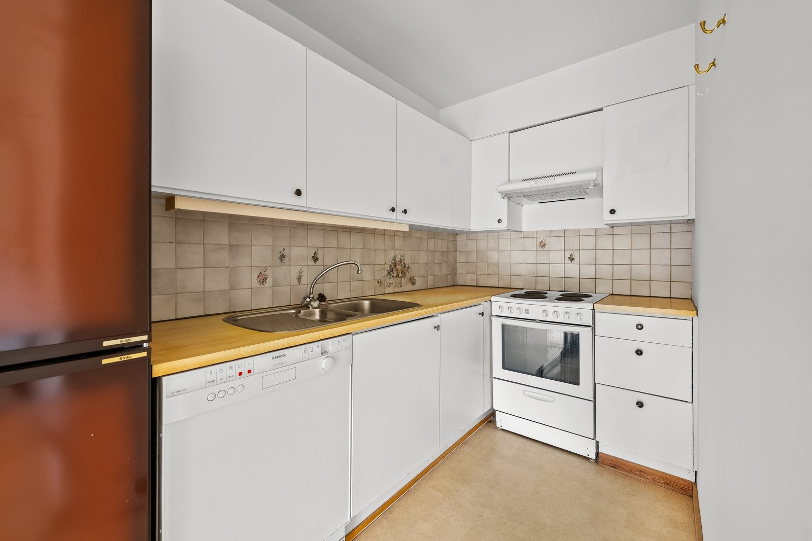 Kjøkkenet har avsatt plass til hvitevarer som stekeovn med koketopp, oppvaskmaskin samt frittstående kjøl/frys. Opplegg for oppvaskmaskin. Galleribilde