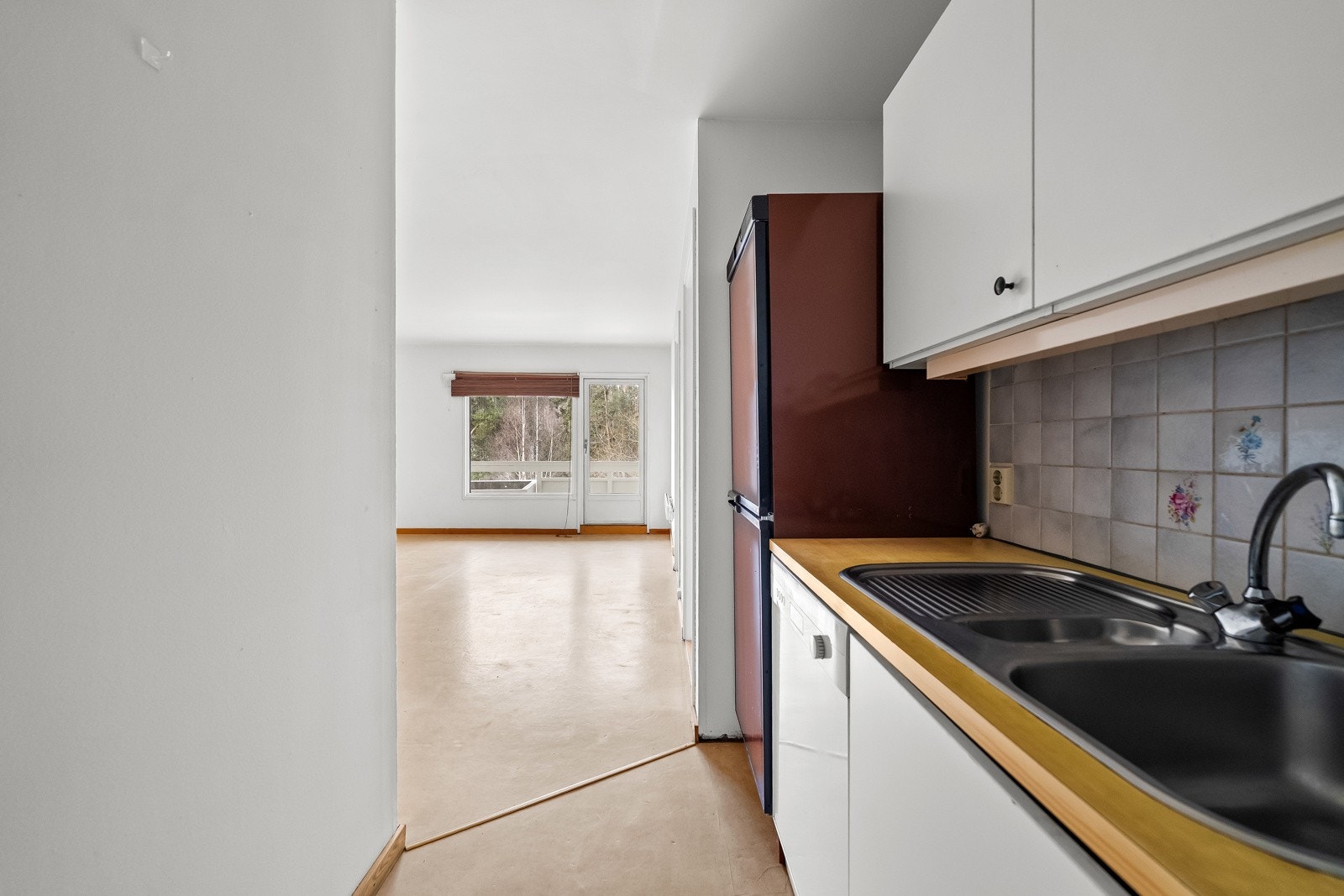 Kjøkkenet har avsatt plass til hvitevarer som stekeovn med koketopp, oppvaskmaskin samt frittstående kjøl/frys. Opplegg for oppvaskmaskin. Galleribilde