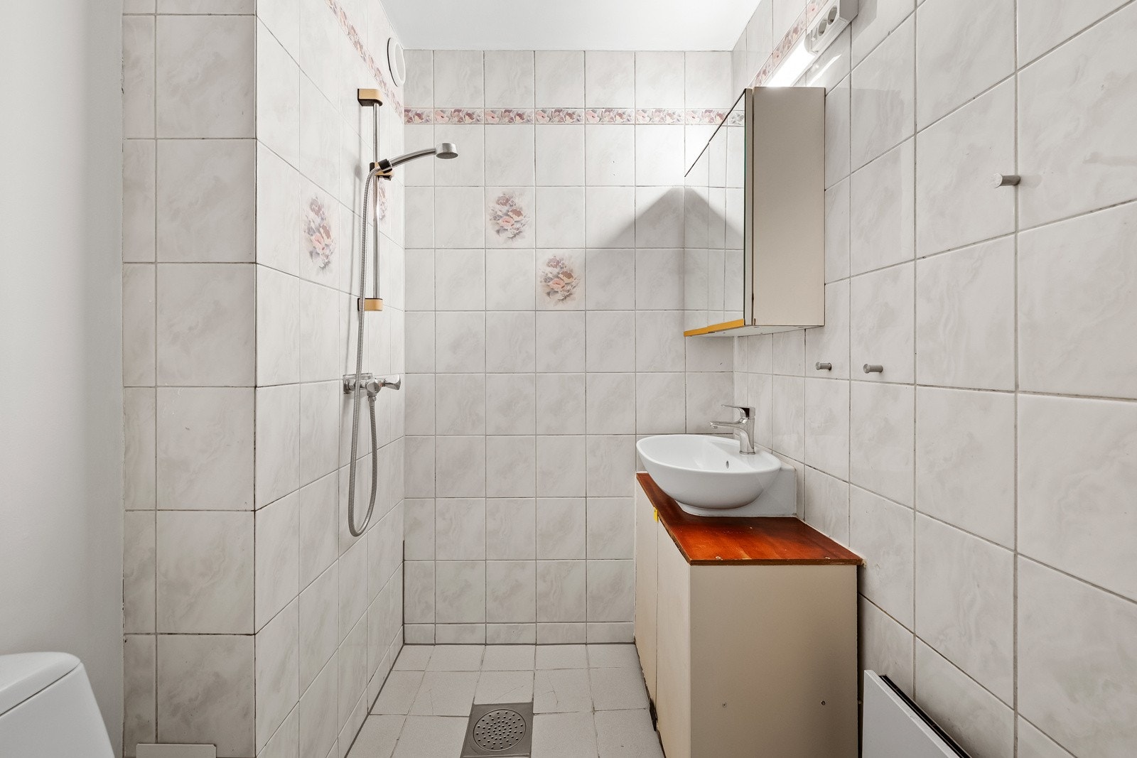 Badet har dusjsone med dusjarmatur. Gulvstående klosett. Badet er gitt TG3 på pkt. om sanitærutstyr, øvrige elementer av badet er gitt TG2. Galleribilde